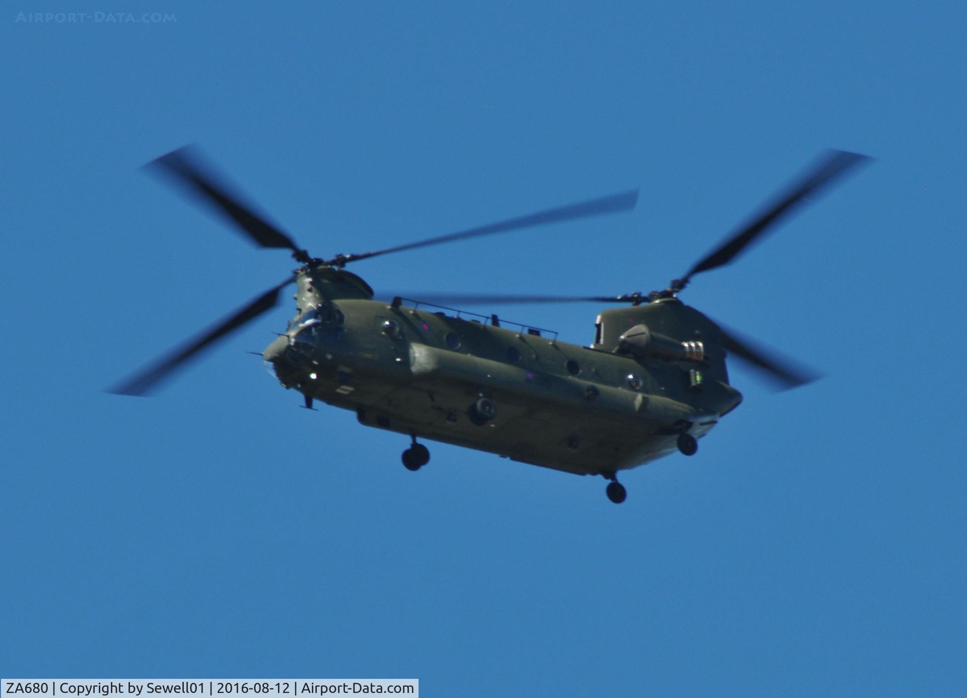 ZA680, Boeing Vertol Chinook HC.2 C/N M/A011/B-828/M7024, Overhead Walton-on-Thames