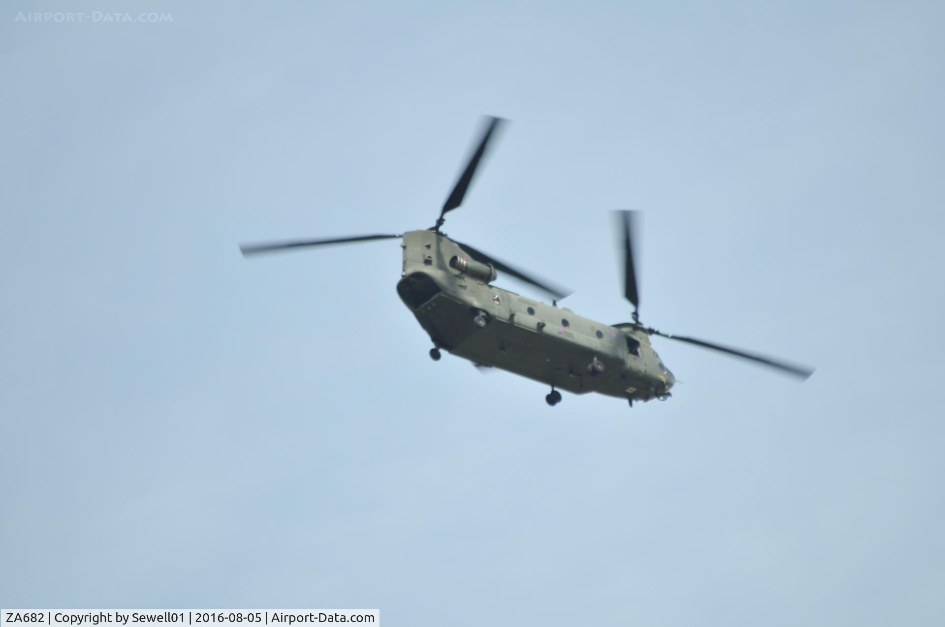 ZA682, Boeing Vertol Chinook HC.4 C/N MA013/M7008, Overhead Walton-on-Thames