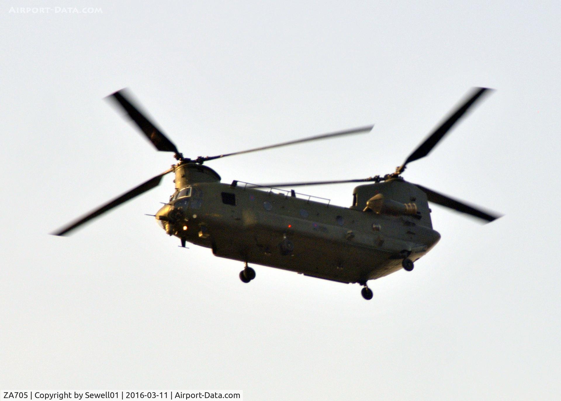 ZA705, Boeing Vertol Chinook HC.2 C/N M/A017/B-835/M7030, Overhead Walton-on-Thames
