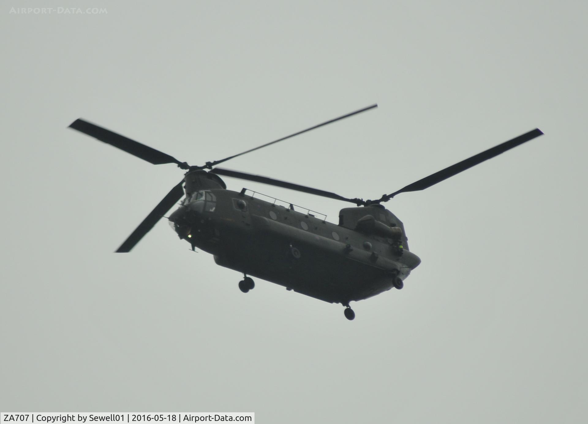 ZA707, 1981 Boeing Vertol Chinook HC.1 C/N M/A019/B-837/M7025, Overhead Walton-on-Thames