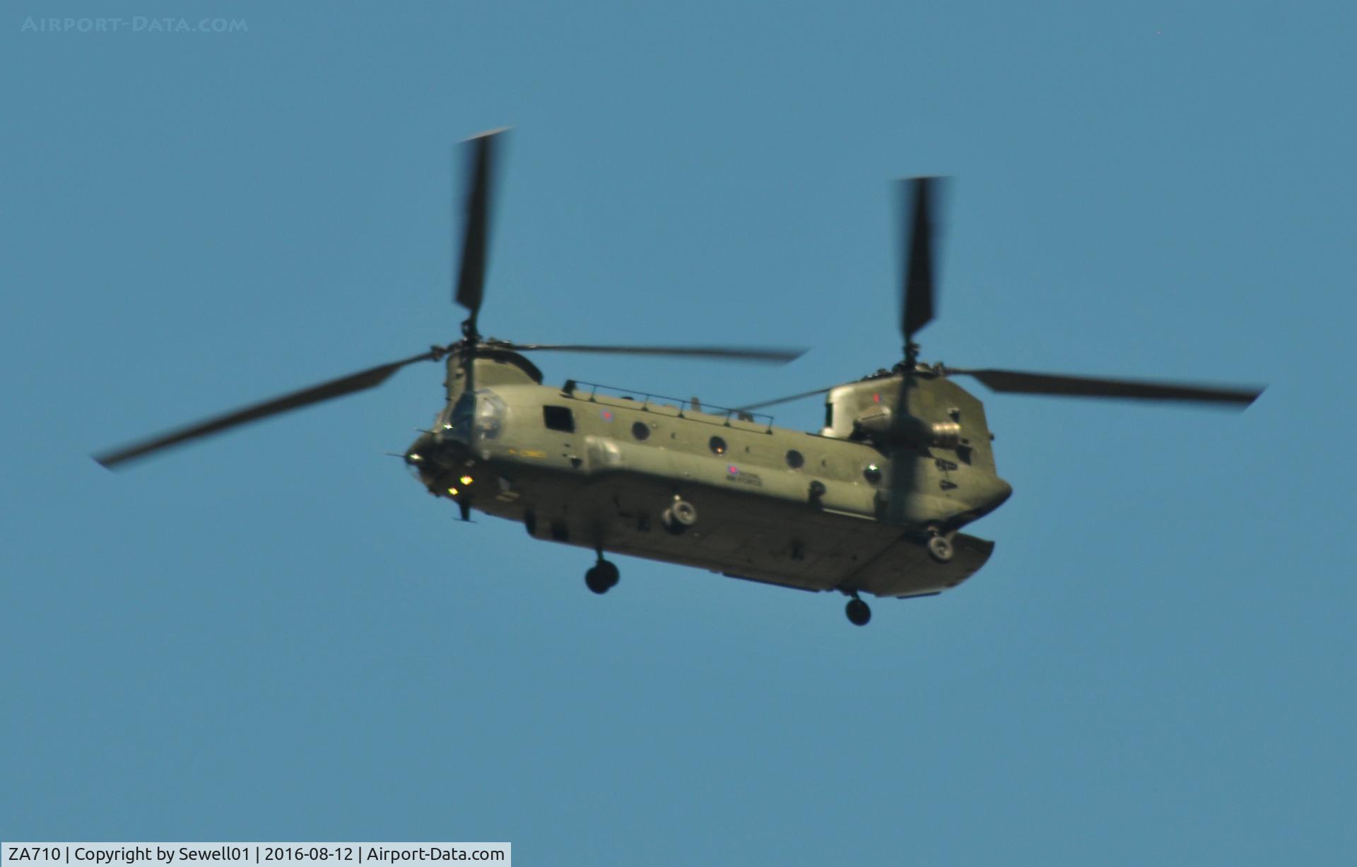 ZA710, Boeing Vertol Chinook HC.4 C/N M/A022/B-841/M7003, Overhead Walton-on-Thames