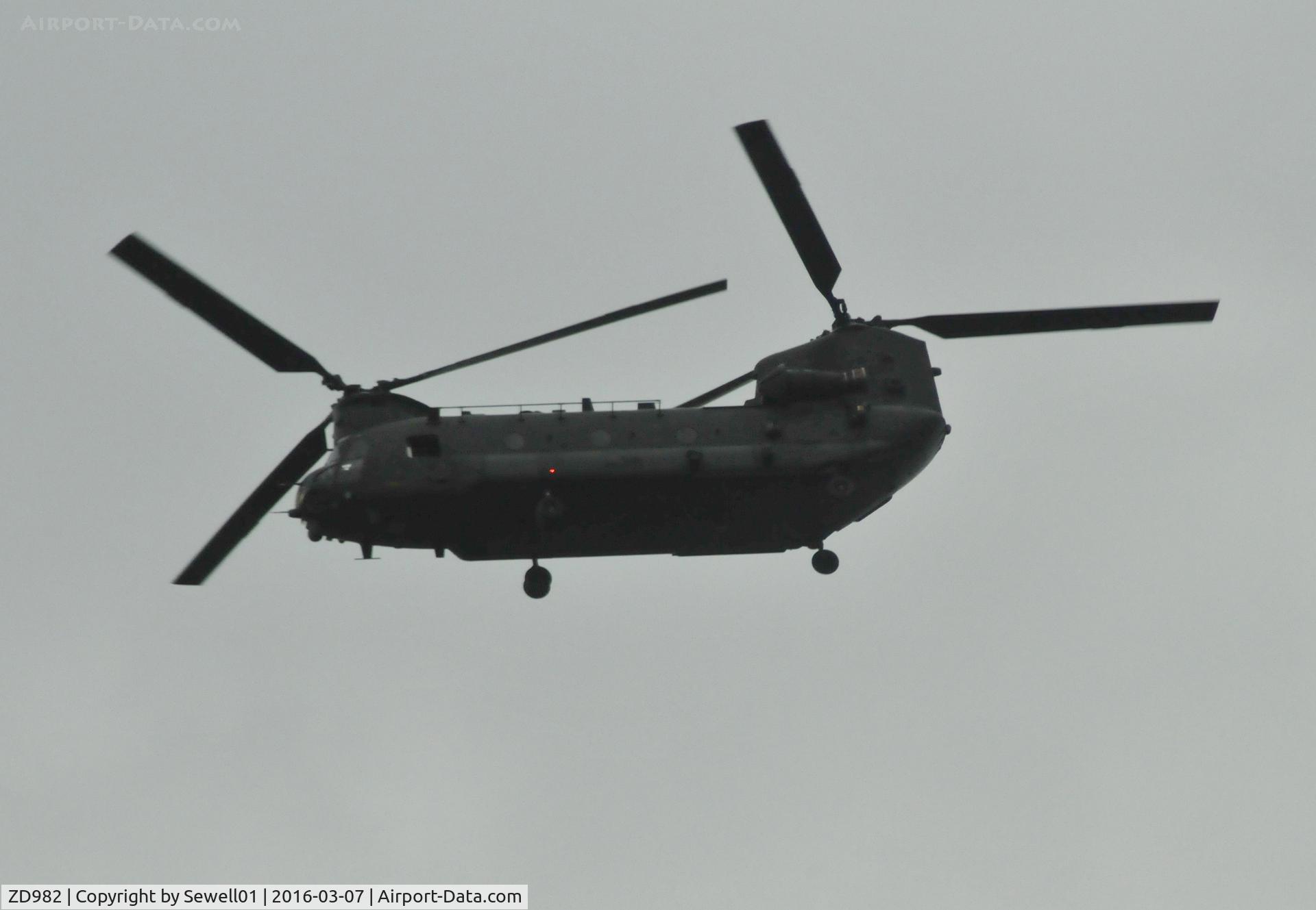 ZD982, 1981 Boeing Vertol Chinook HC.2 C/N M/A039/B-874/M7019, Overhead Walton-on-Thames