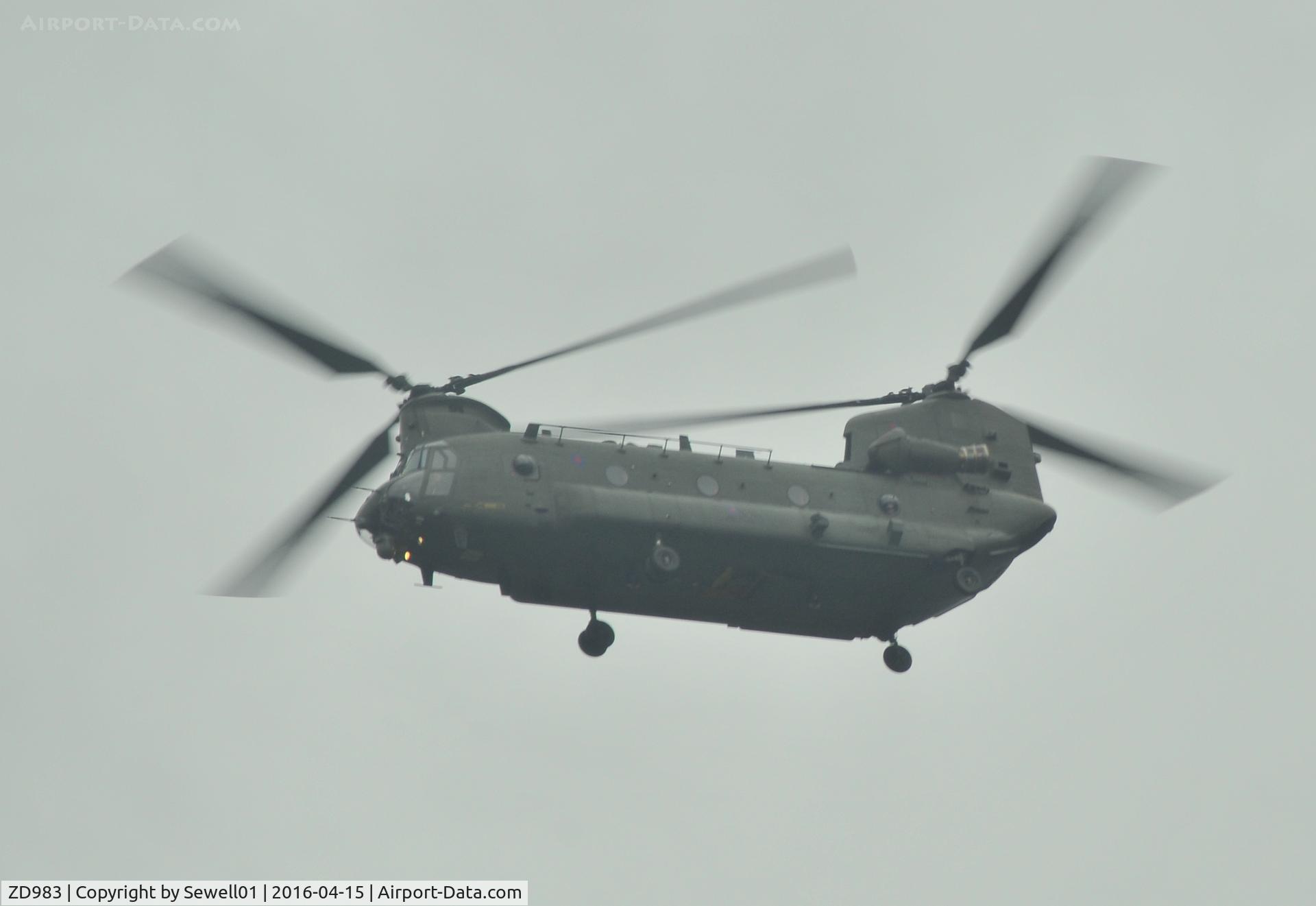 ZD983, Boeing Vertol Chinook HC.2 C/N M/A040/B-875/M7022, Overhead Walton-on-Thames