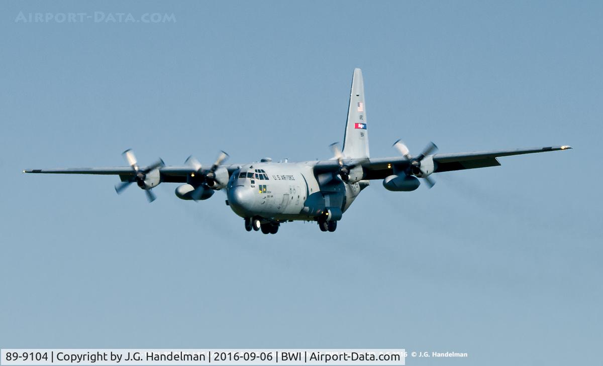 89-9104, 1989 Lockheed C-130H Hercules C/N 382-5220, Approach to 33L.