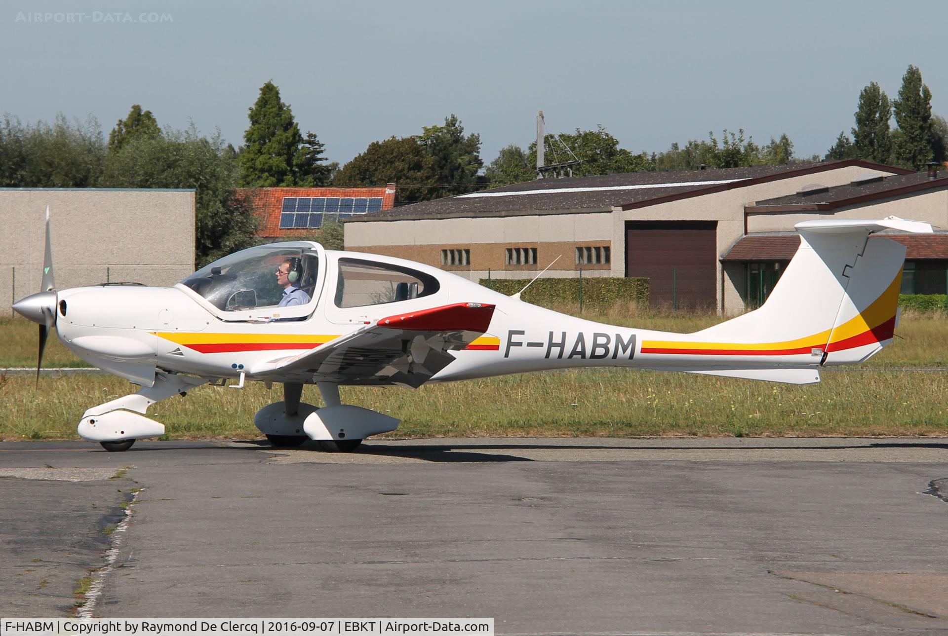 F-HABM, 2003 Diamond DA-40D Diamond Star C/N D4.077, Taxiing to rwy 06.