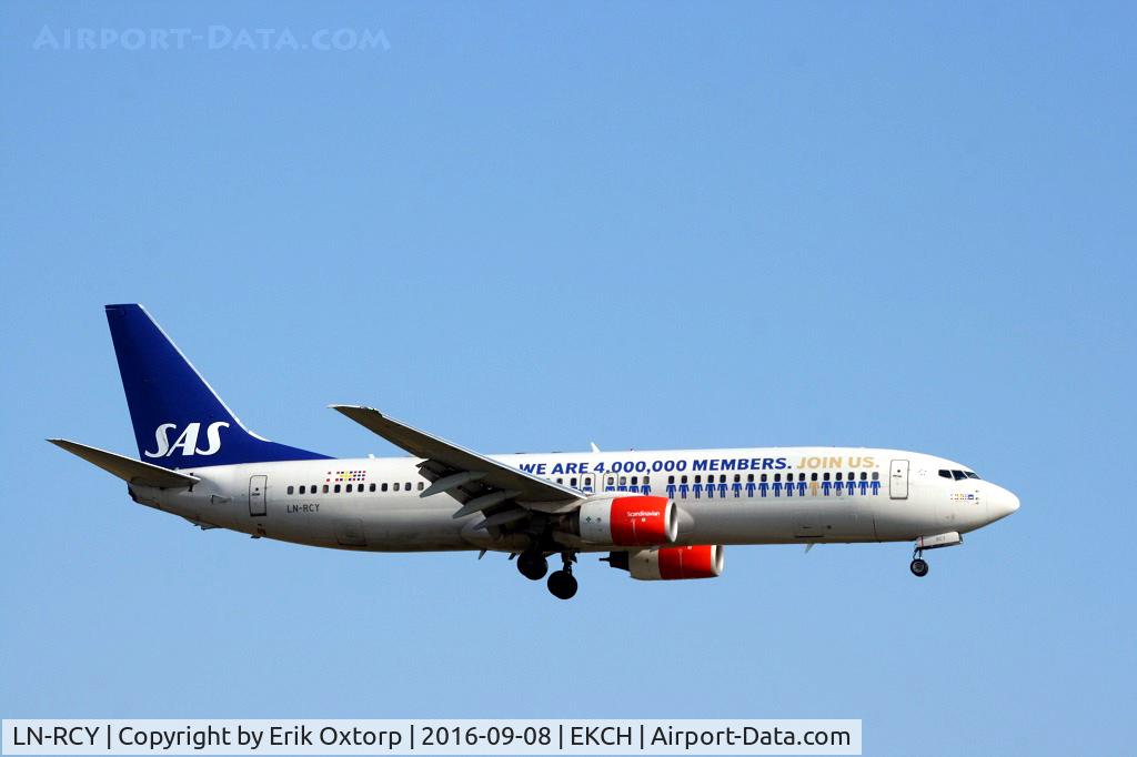LN-RCY, 2001 Boeing 737-883 C/N 28324, LN-RCY landing rw 22L