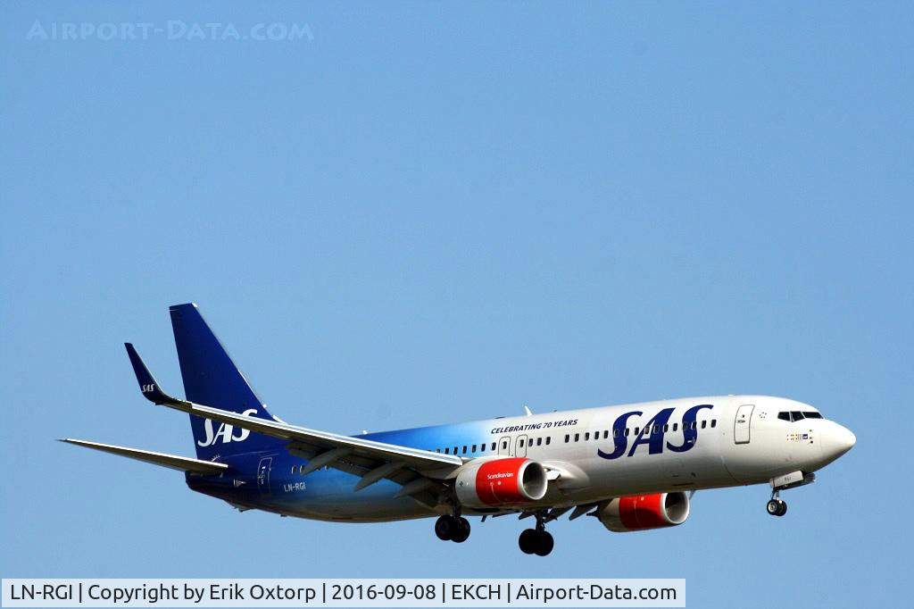 LN-RGI, 2014 Boeing 737-86N C/N 35646, LN-RGI landing rw 22L