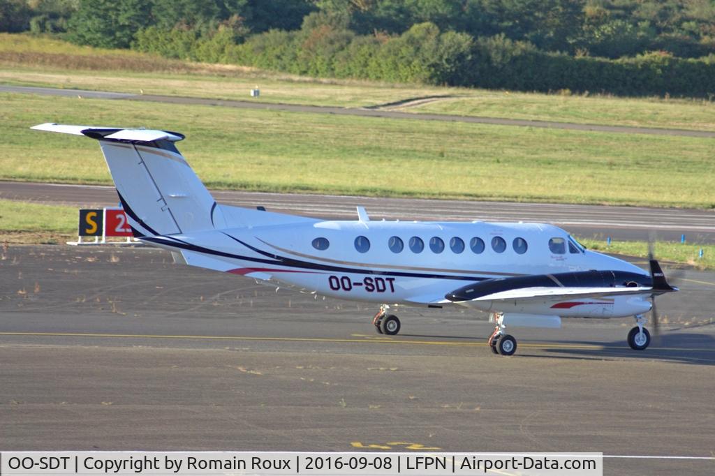 OO-SDT, 2012 Beechcraft B300 Super King Air 350 C/N FL-786, Parked