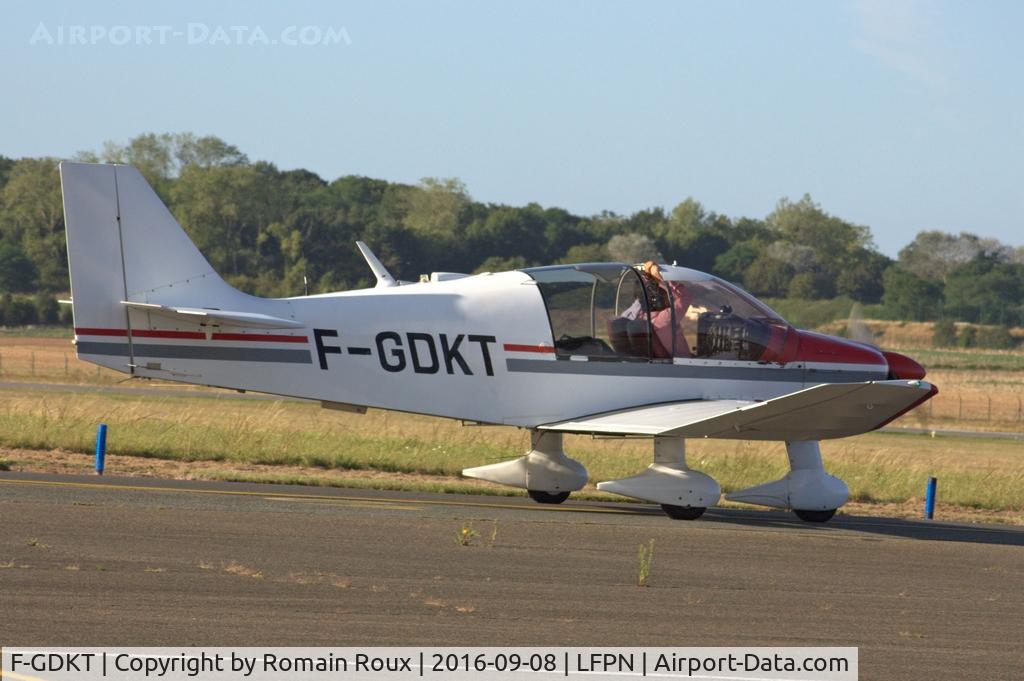 F-GDKT, Robin DR-400-180 Regent Regent C/N 1624, Taxiing