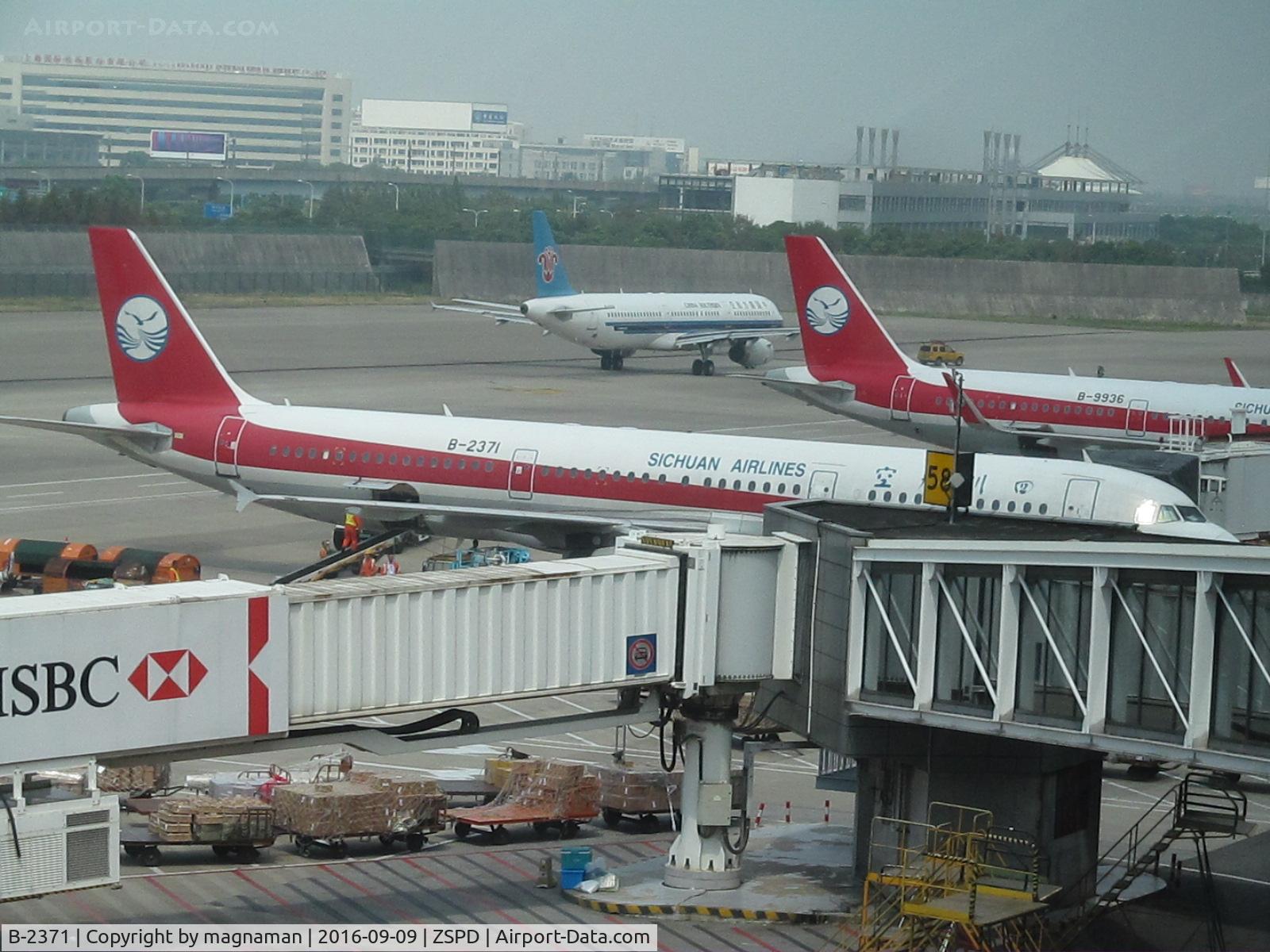B-2371, 1998 Airbus A321-231 C/N 915, on stand at shanghai