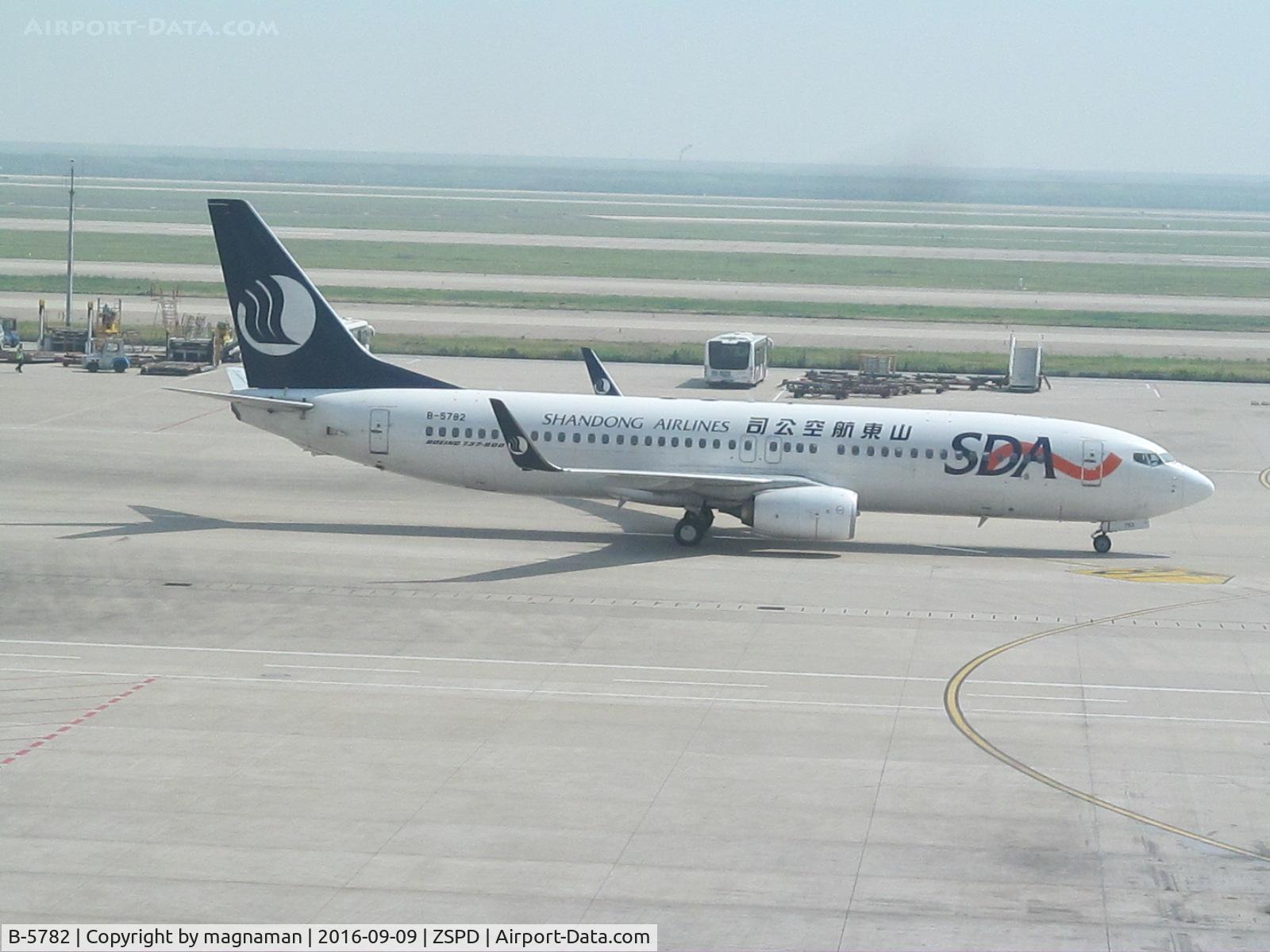 B-5782, Boeing 737-85N C/N 39111, taxying to stand