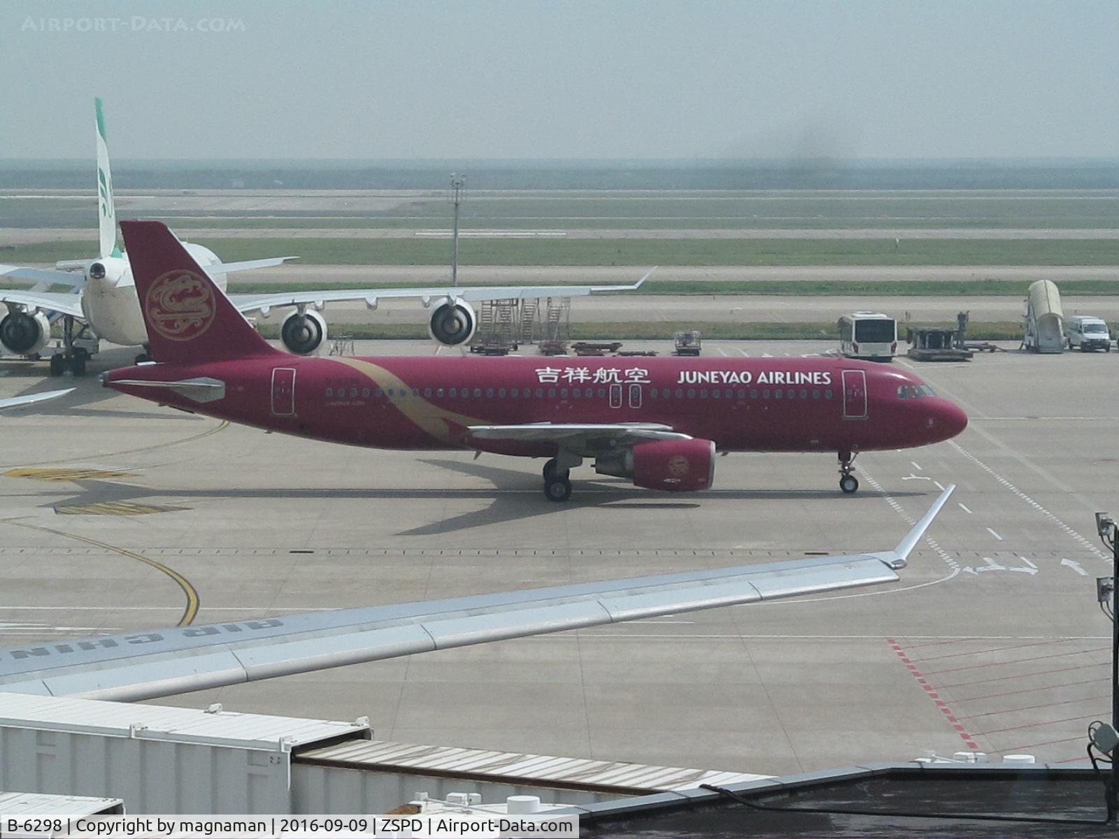 B-6298, 2006 Airbus A320-214 C/N 2975, taxying to stand