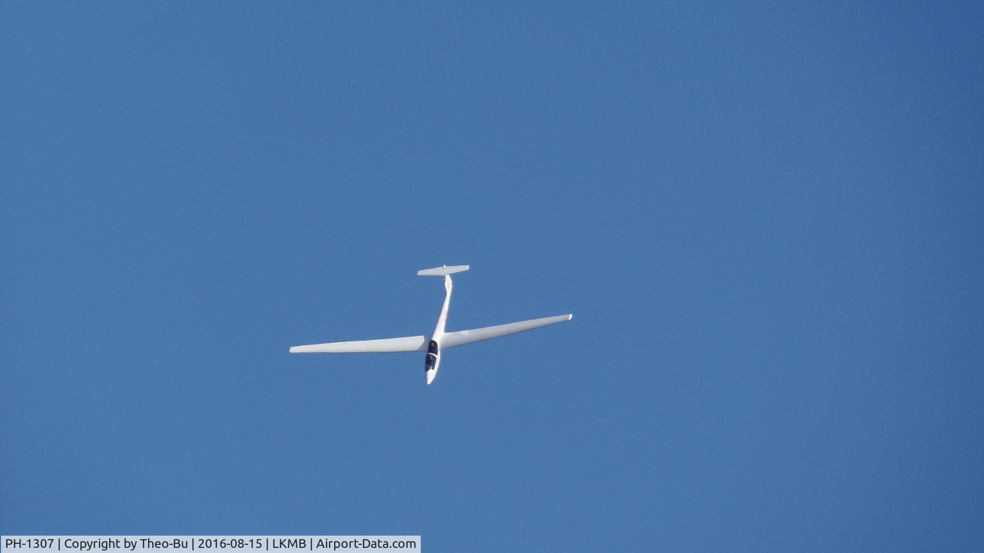 PH-1307, Schleicher ASK-21 C/N 21458, Was aan het kunstvliegen (Performing aerobatics).