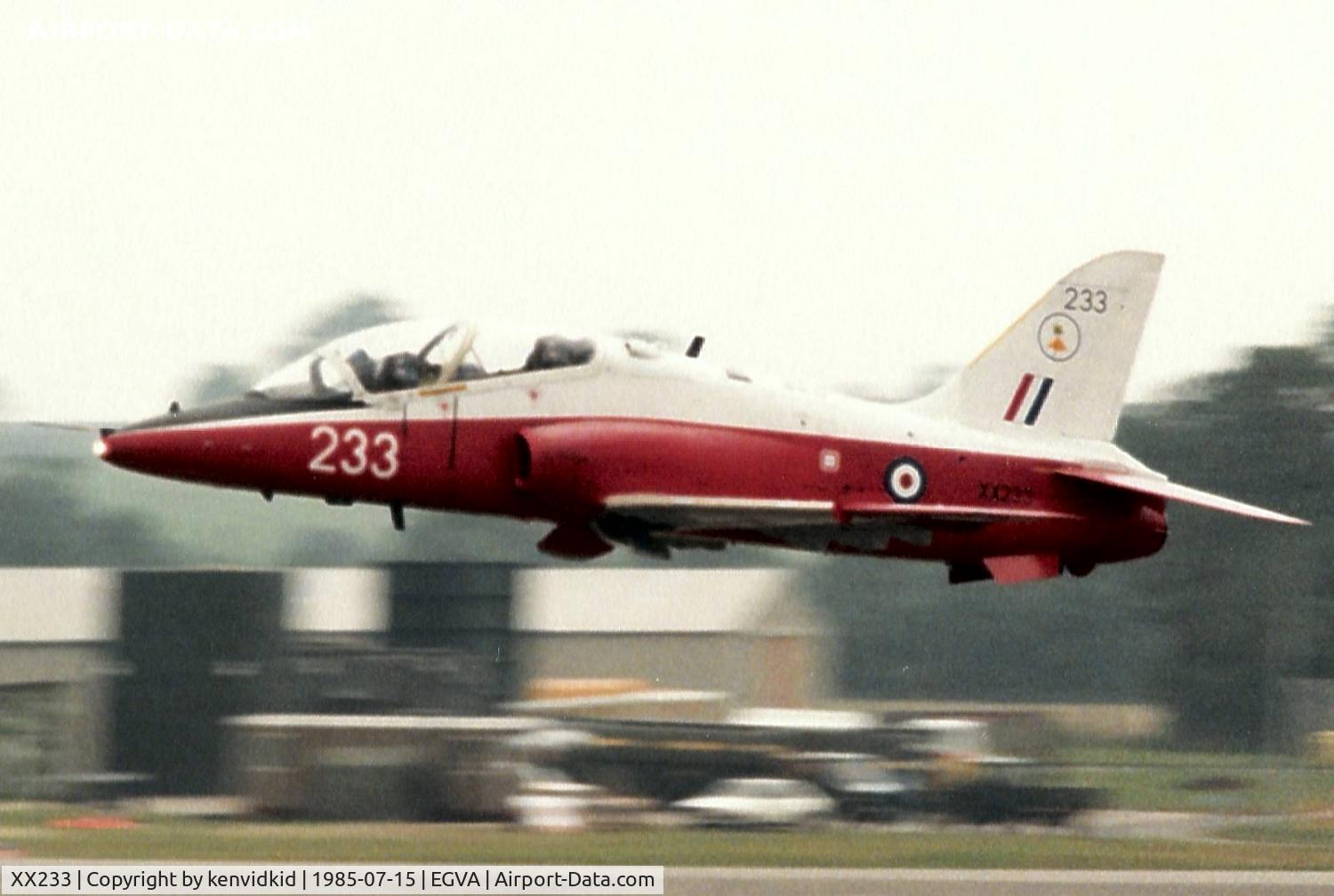 XX233, 1978 Hawker Siddeley Hawk T.1 C/N 069/312069, Royal Air Force departing IAT.