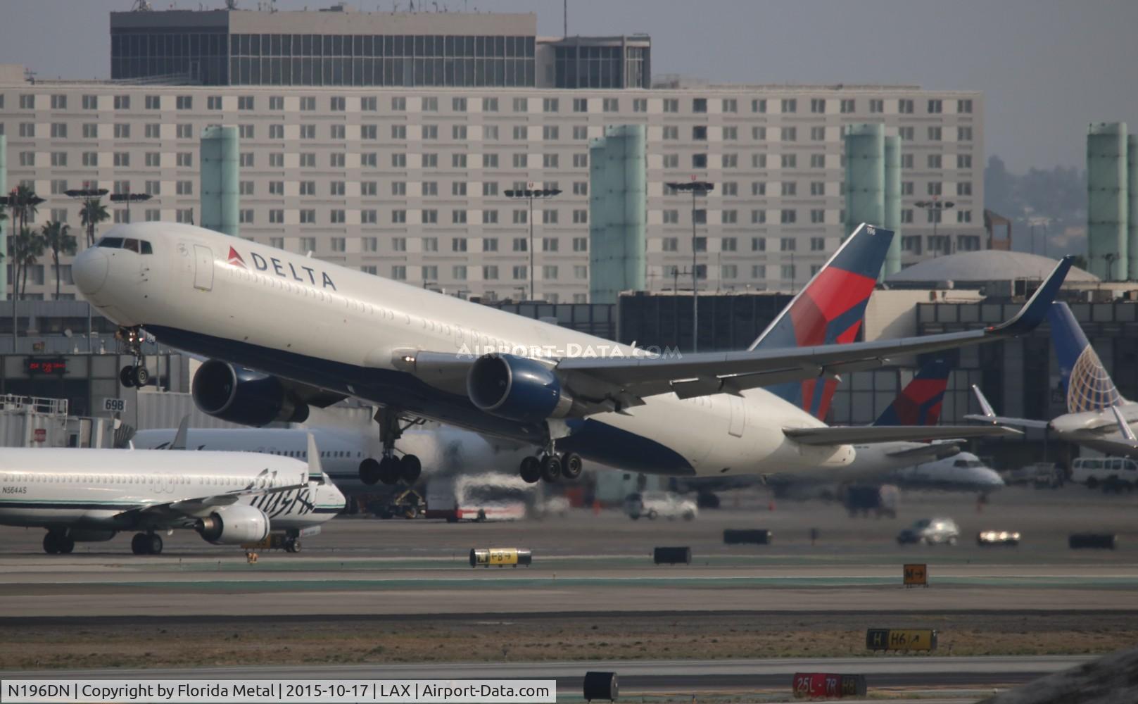 N196DN, 1997 Boeing 767-332 C/N 28453, Delta