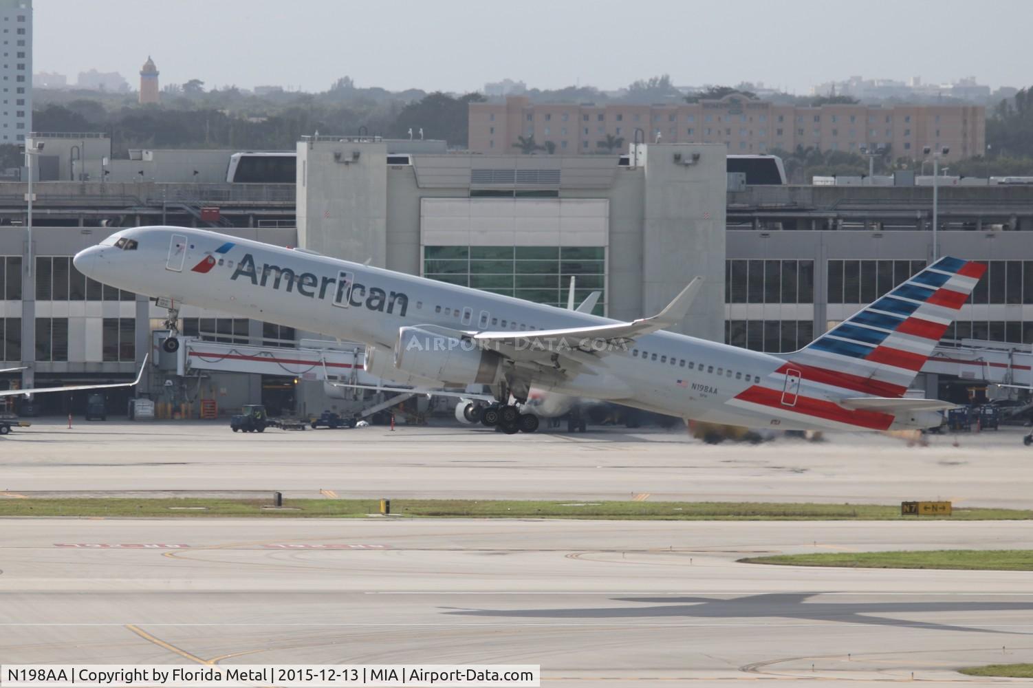 N198AA, 2001 Boeing 757-223 C/N 32392, American