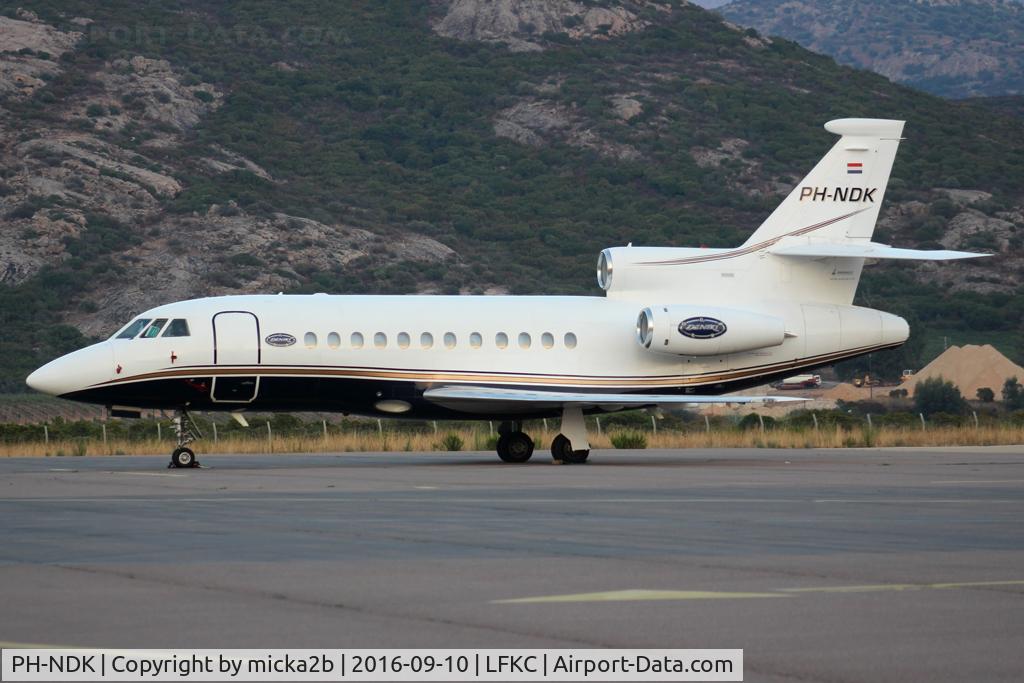 PH-NDK, 1998 Dassault Falcon 900B C/N 175, Parked