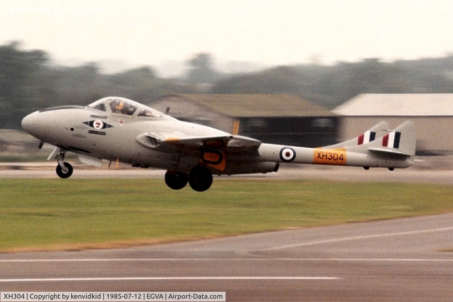 XH304, 1955 De Havilland DH-115 Vampire T.11 C/N 15658, Royal Air Force arriving at IAT.