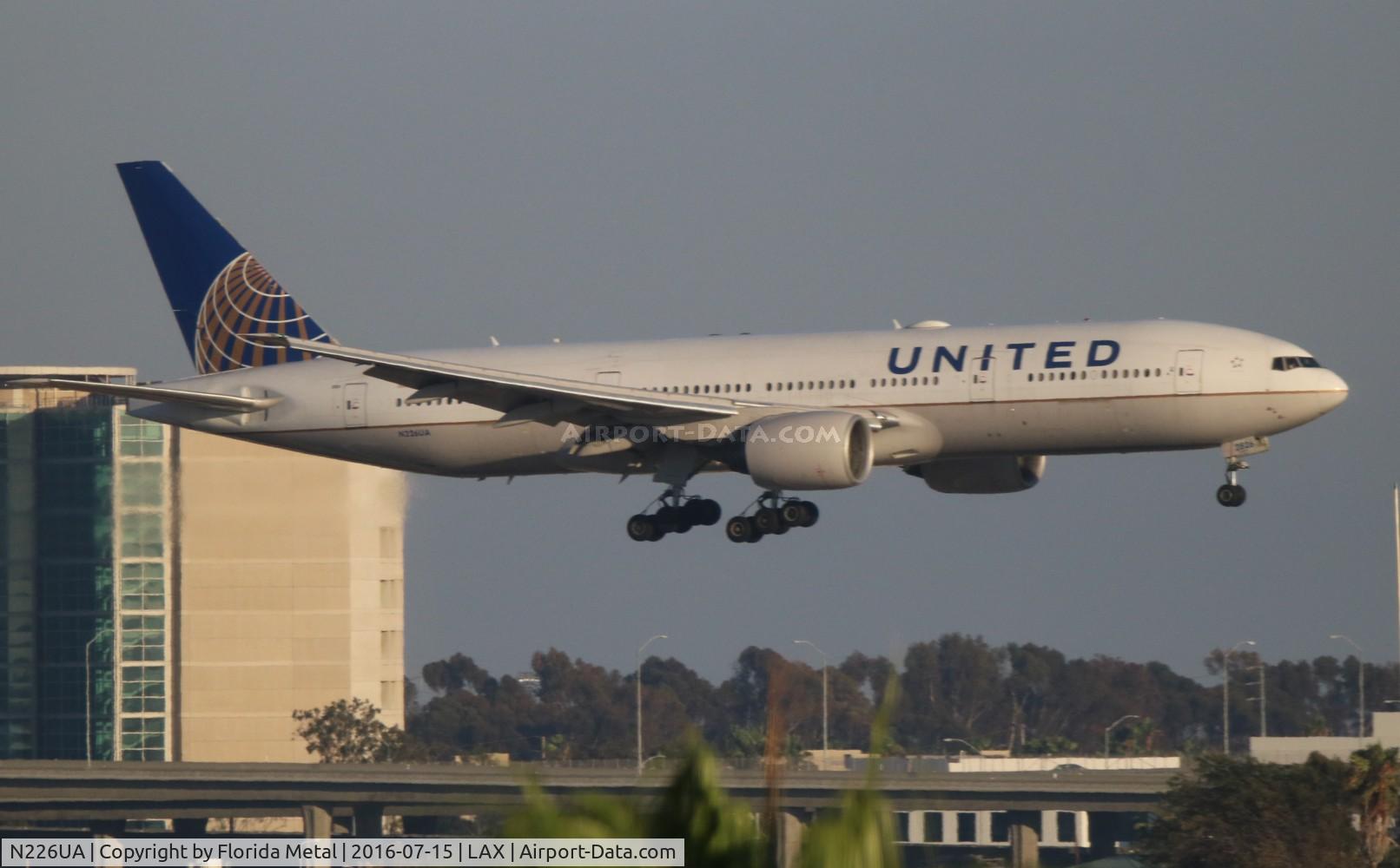 N226UA, 2002 Boeing 777-222 C/N 30226, United