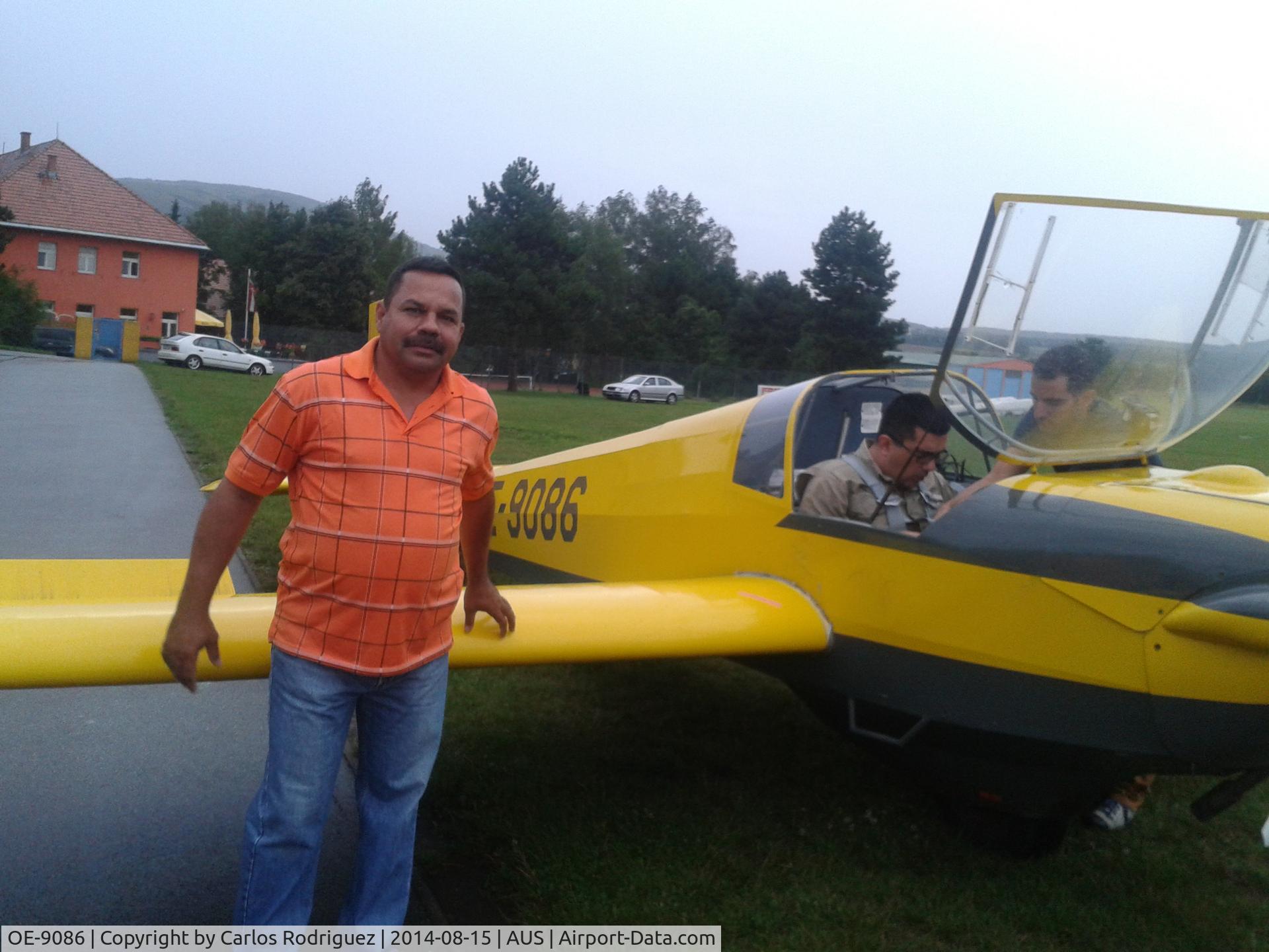 OE-9086, Scheibe SF-25C Falke C/N 4495, Saludos y un abrazo, esta foto fue en Austria hacia la via de Eslovenia, fue volado por un Venezolano y aterriza en cesped.