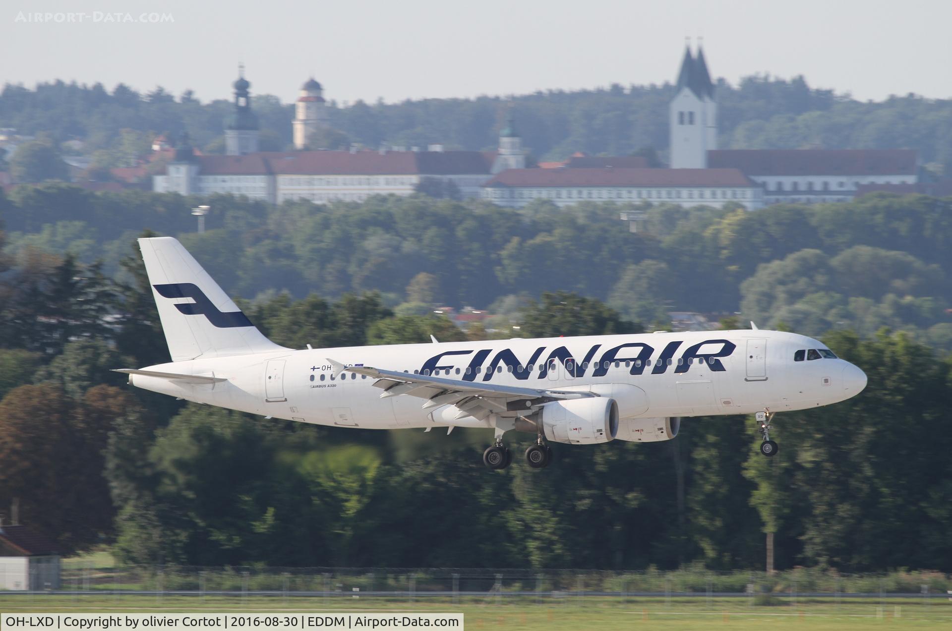 OH-LXD, 2001 Airbus A320-214 C/N 1588, arriving in munich