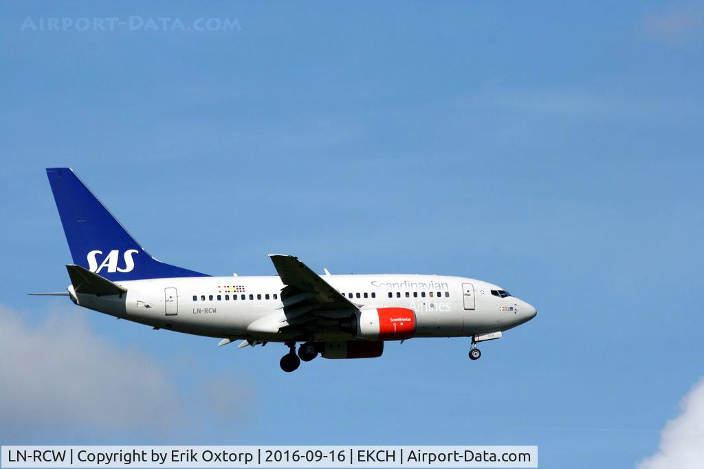 LN-RCW, 1999 Boeing 737-683 C/N 28308, LN-RCW landing rw 04L