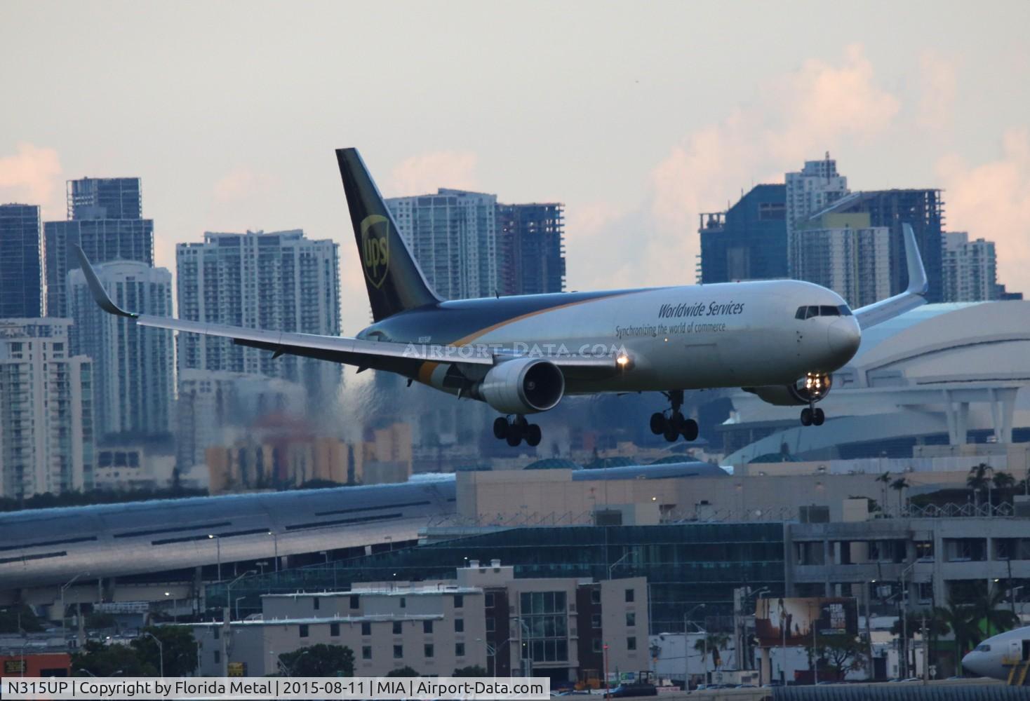 N315UP, 1996 Boeing 767-34AF C/N 27743, UPS 767-300