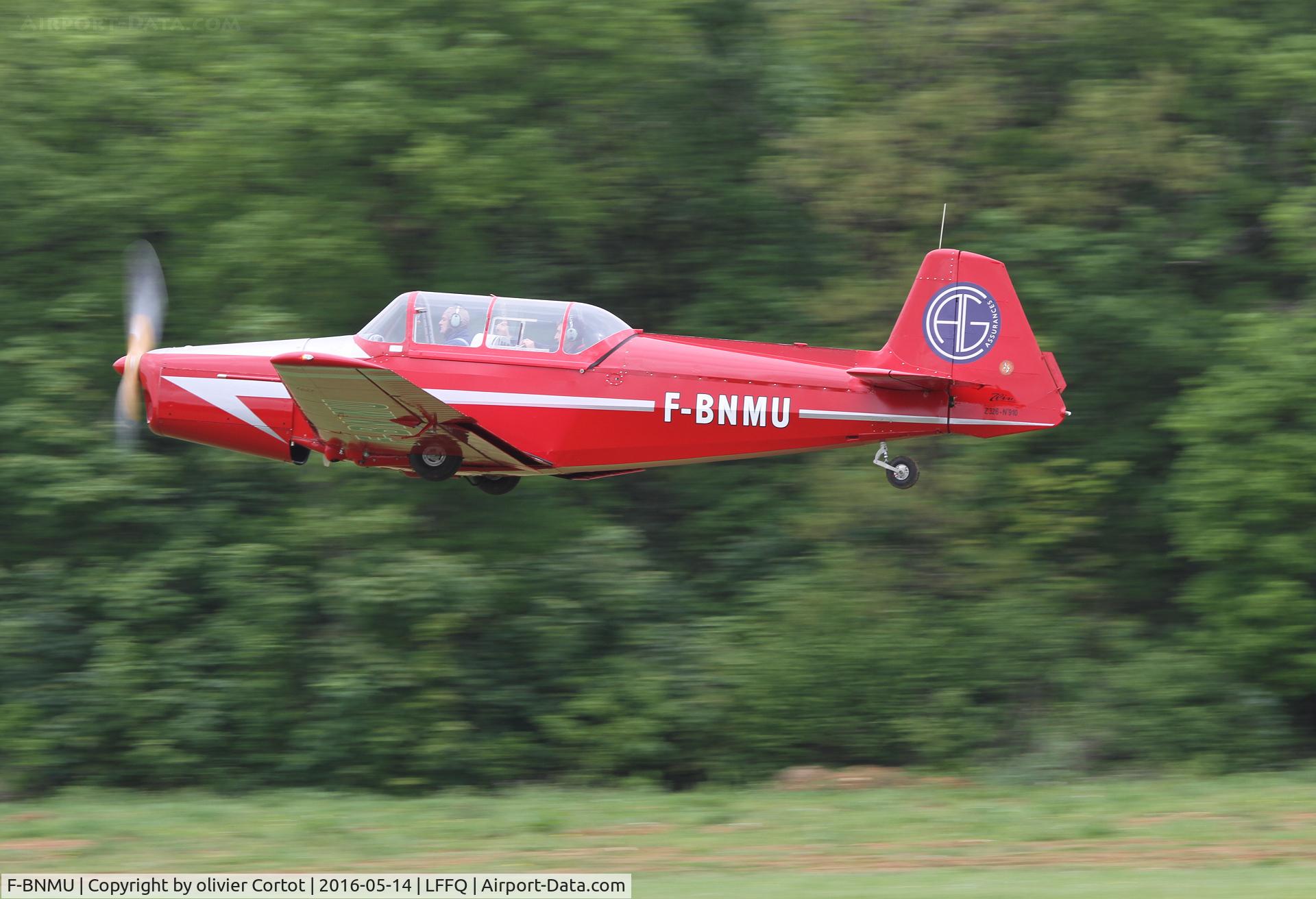 F-BNMU, Zlín Z-326 Trener Master C/N 910, taking off during Ferté Alais airshow