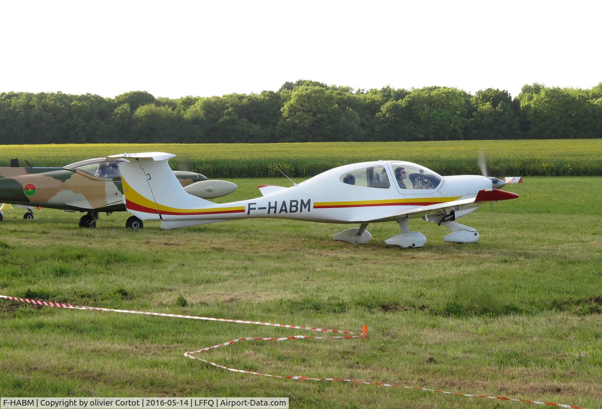 F-HABM, 2003 Diamond DA-40D Diamond Star C/N D4.077, leaving the Ferté Alais airshow