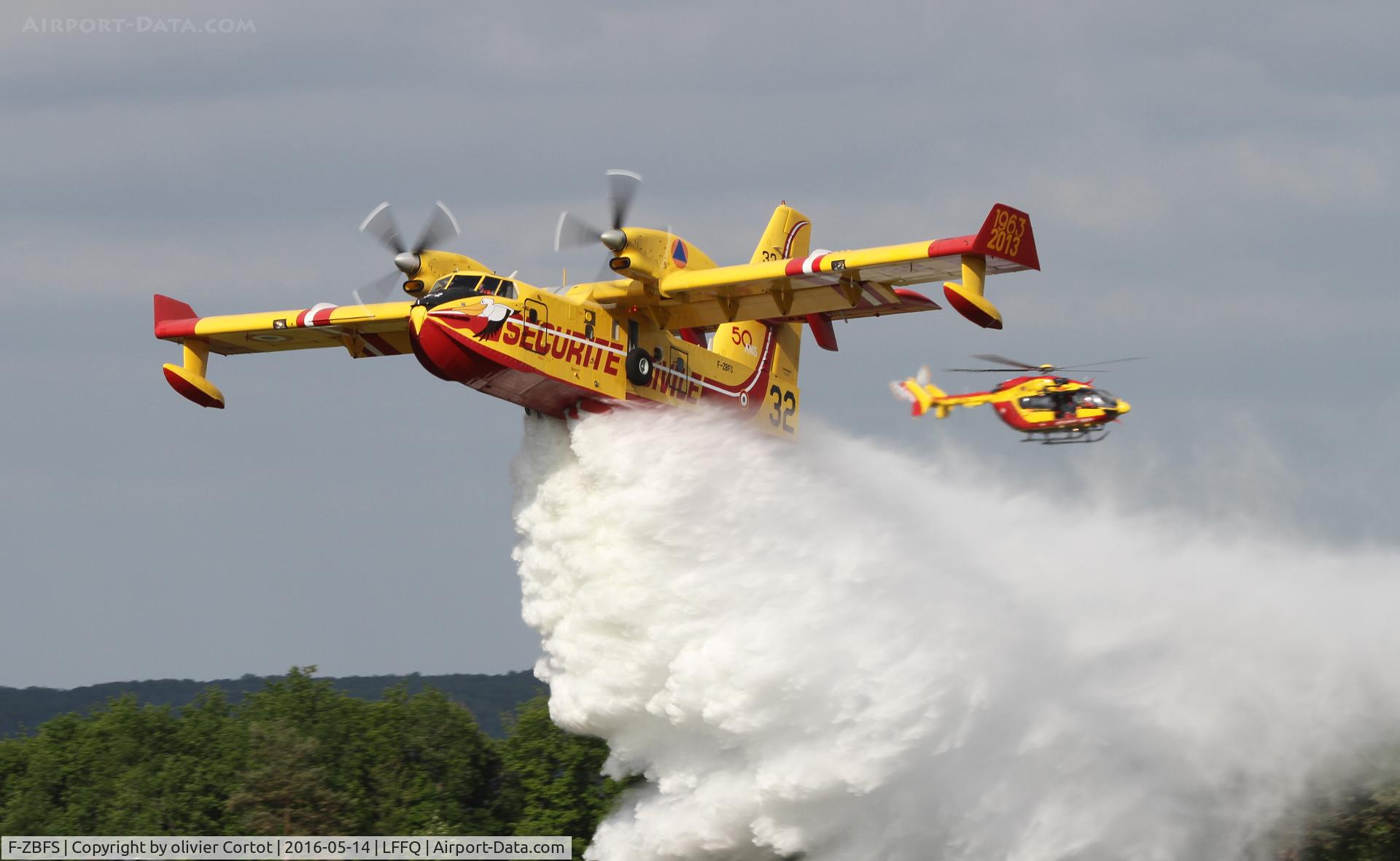 F-ZBFS, Canadair CL-215-6B11 CL-415 C/N 2001, Ferté Alais airshow