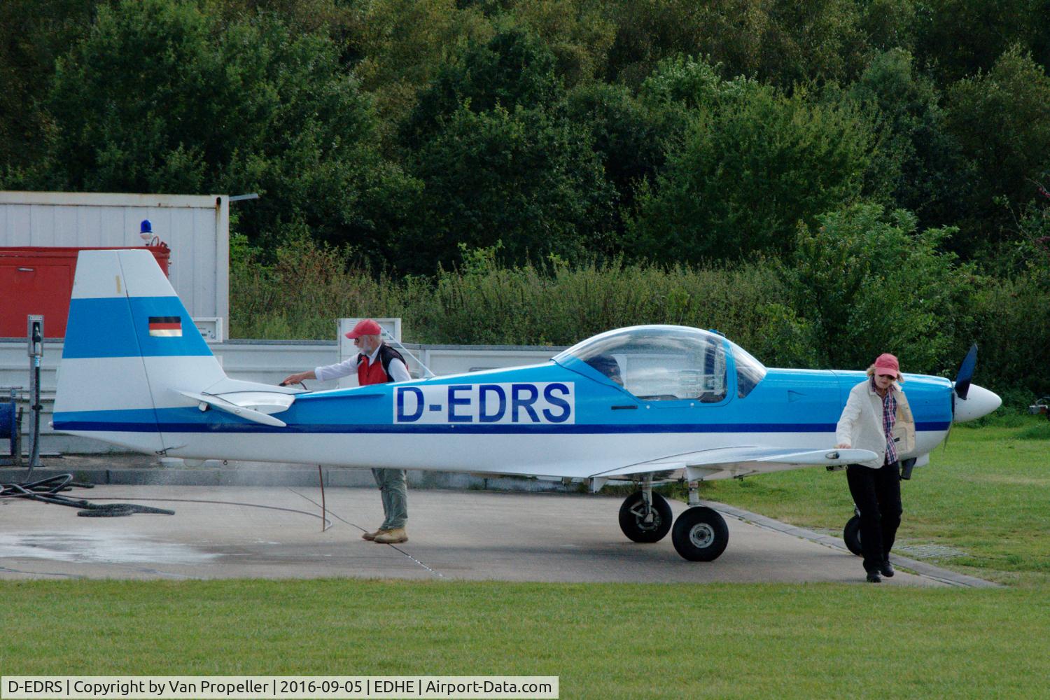 D-EDRS, Slingsby T-67C Firefly C/N 2083, Slingsby T67C-3 Firefly being tanked-up at Uetersen airfield, Germany