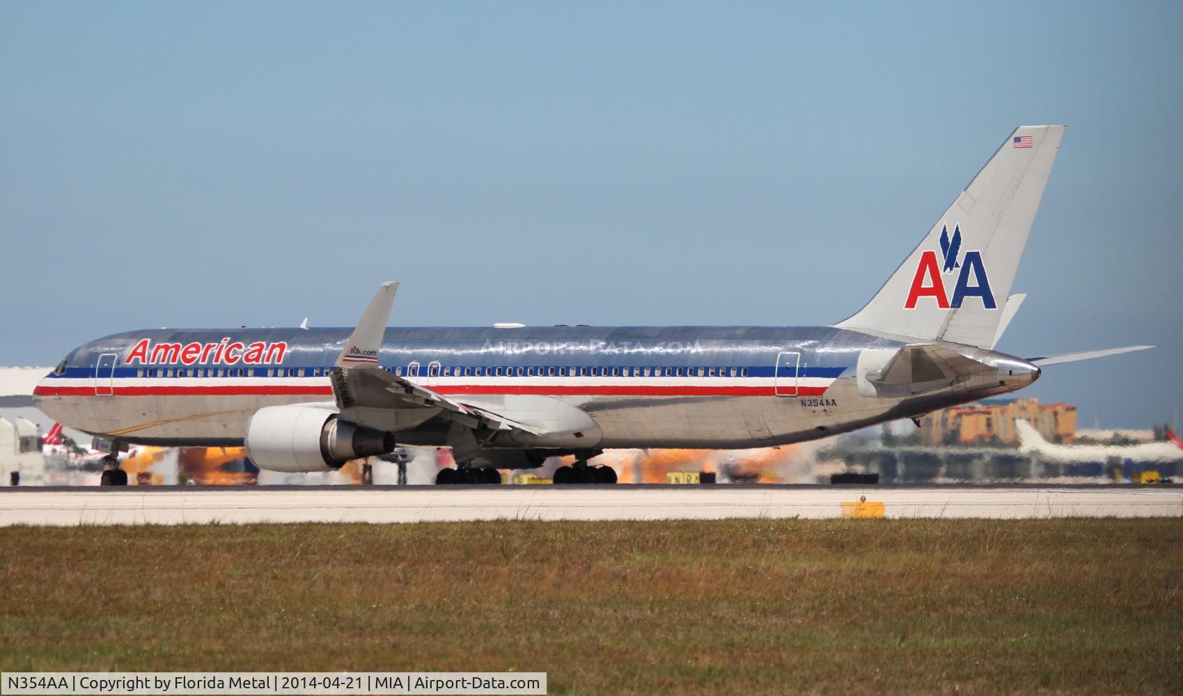 N354AA, 1988 Boeing 767-323 C/N 24035, American