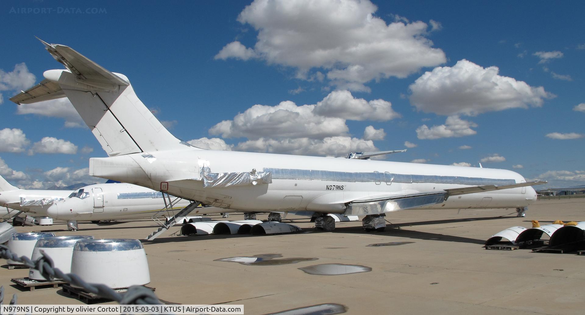 N979NS, 1996 McDonnell Douglas MD-83 (DC-9-83) C/N 53471, Tucson airport