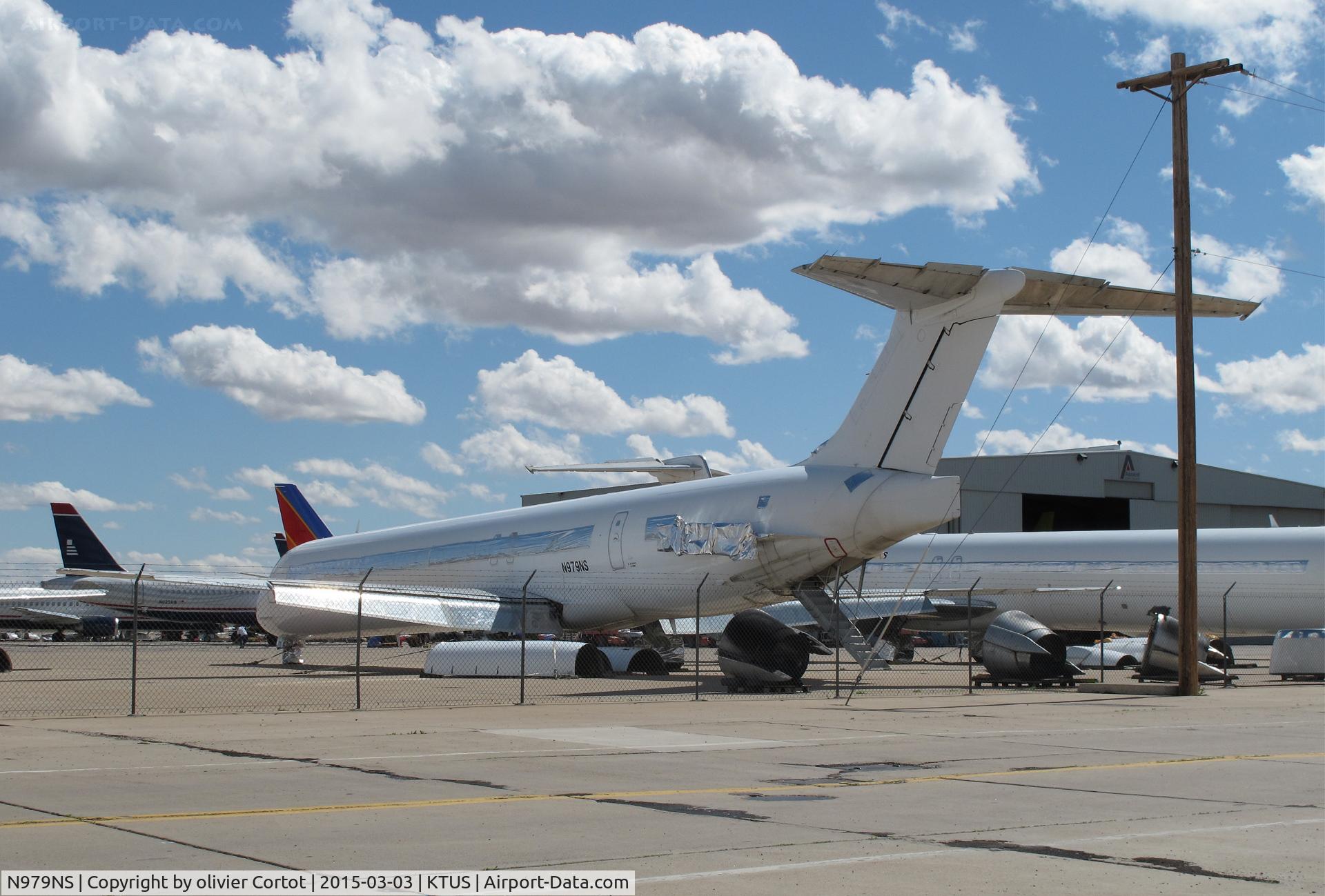 N979NS, 1996 McDonnell Douglas MD-83 (DC-9-83) C/N 53471, Tucson airport