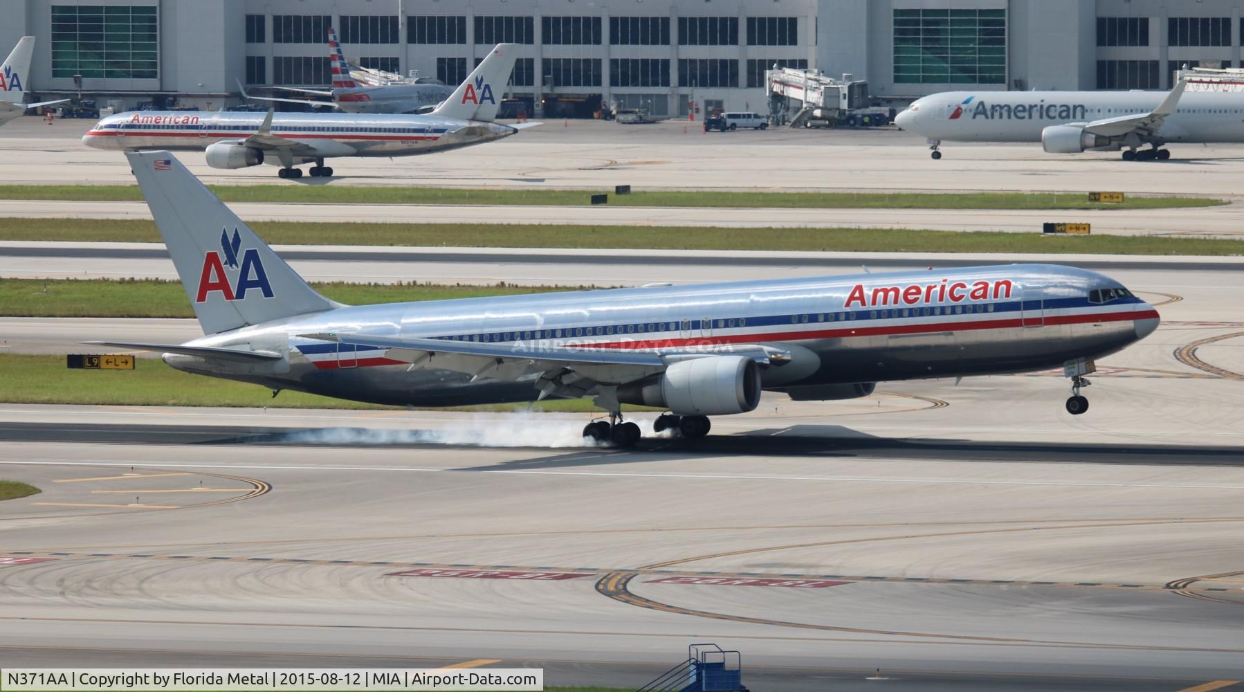 N371AA, 1992 Boeing 767-323 C/N 25198, American