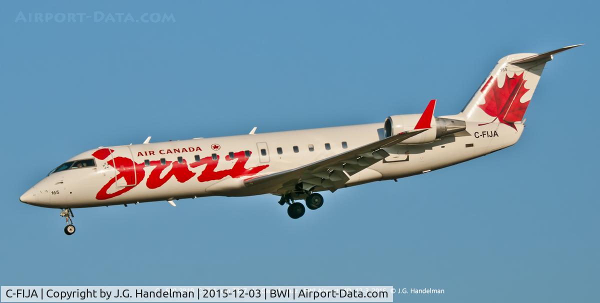 C-FIJA, 2004 Bombardier CRJ-200ER (CL-600-2B19) C/N 7987, Final to 33L.