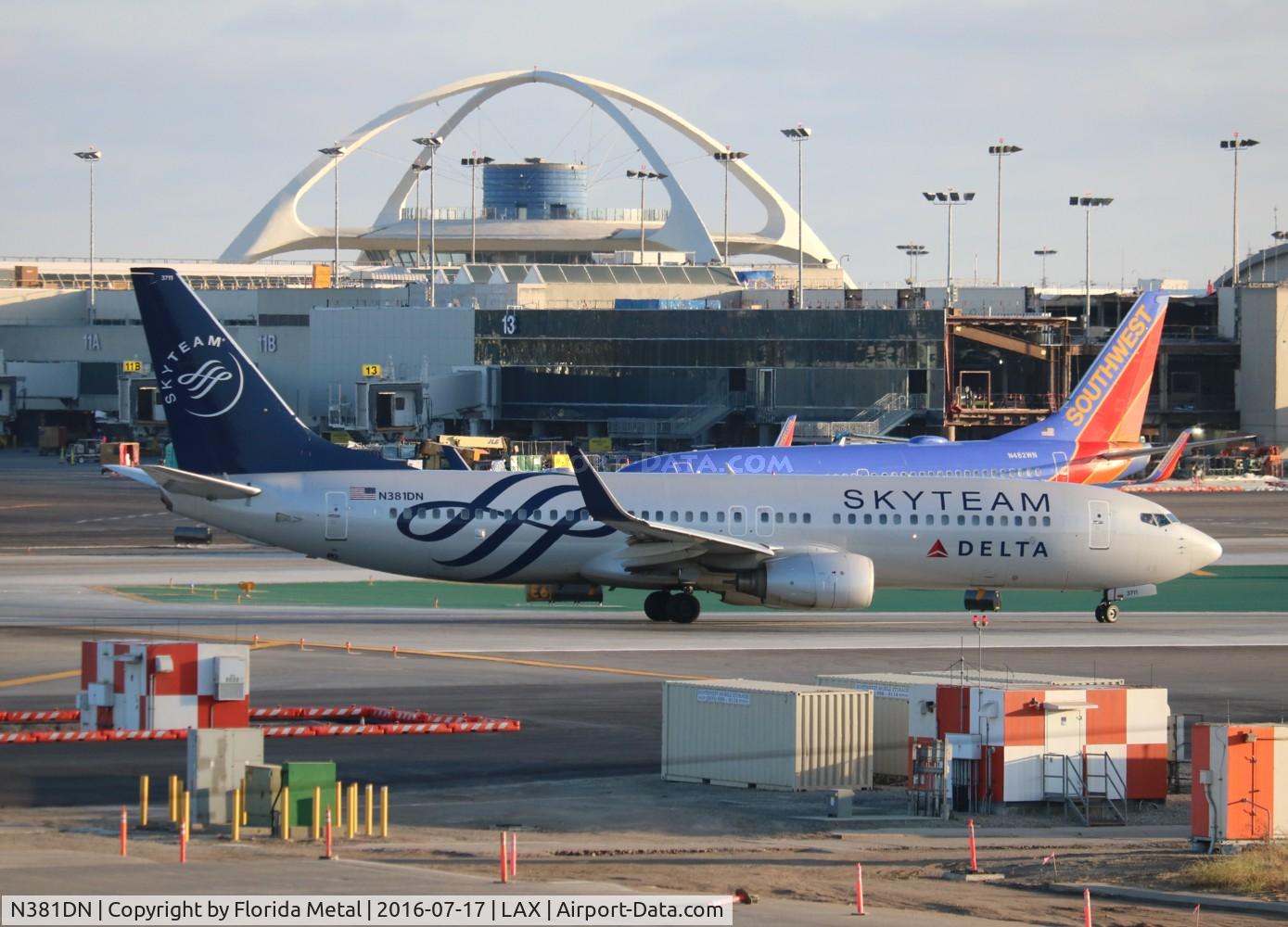 N381DN, 1999 Boeing 737-832 C/N 30350, Delta Skyteam