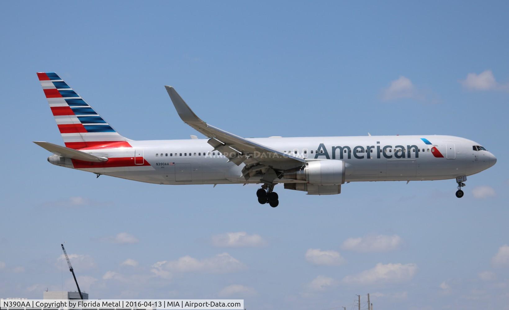 N390AA, 1995 Boeing 767-323 C/N 27450, American