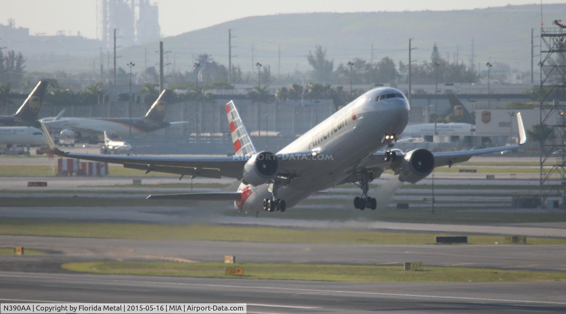 N390AA, 1995 Boeing 767-323 C/N 27450, American