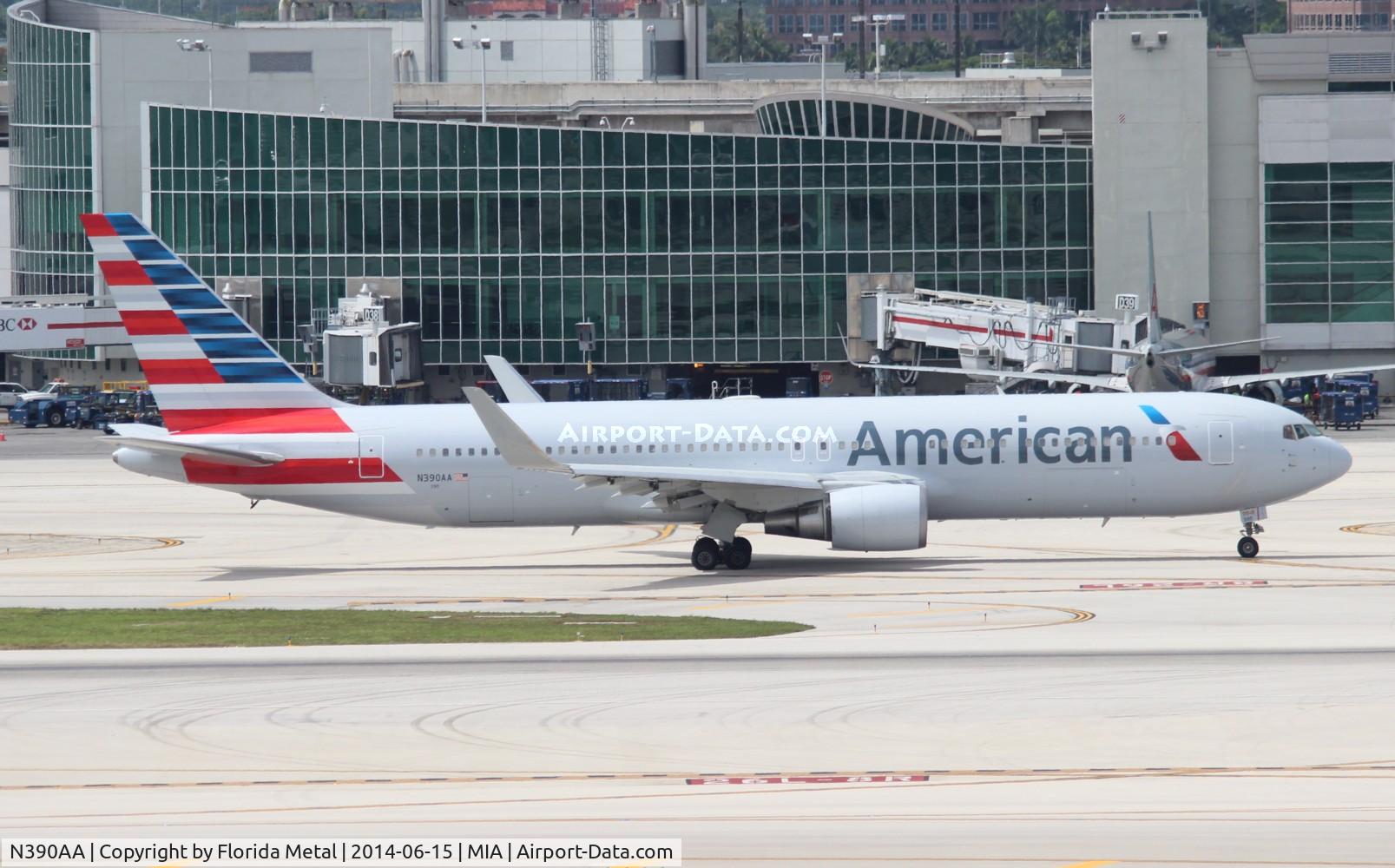 N390AA, 1995 Boeing 767-323 C/N 27450, American