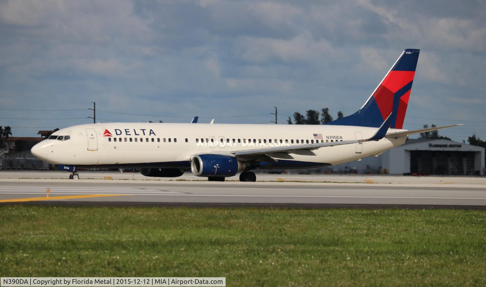 N390DA, 2000 Boeing 737-832 C/N 30536, Delta