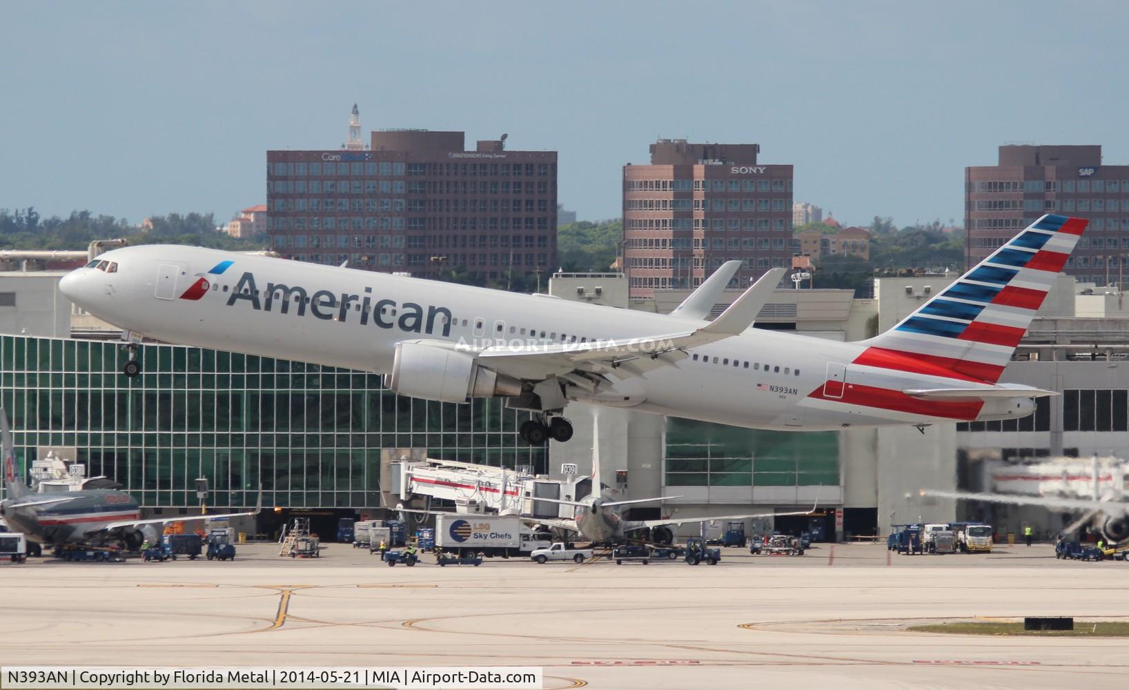 N393AN, 1998 Boeing 767-323 C/N 29430, American