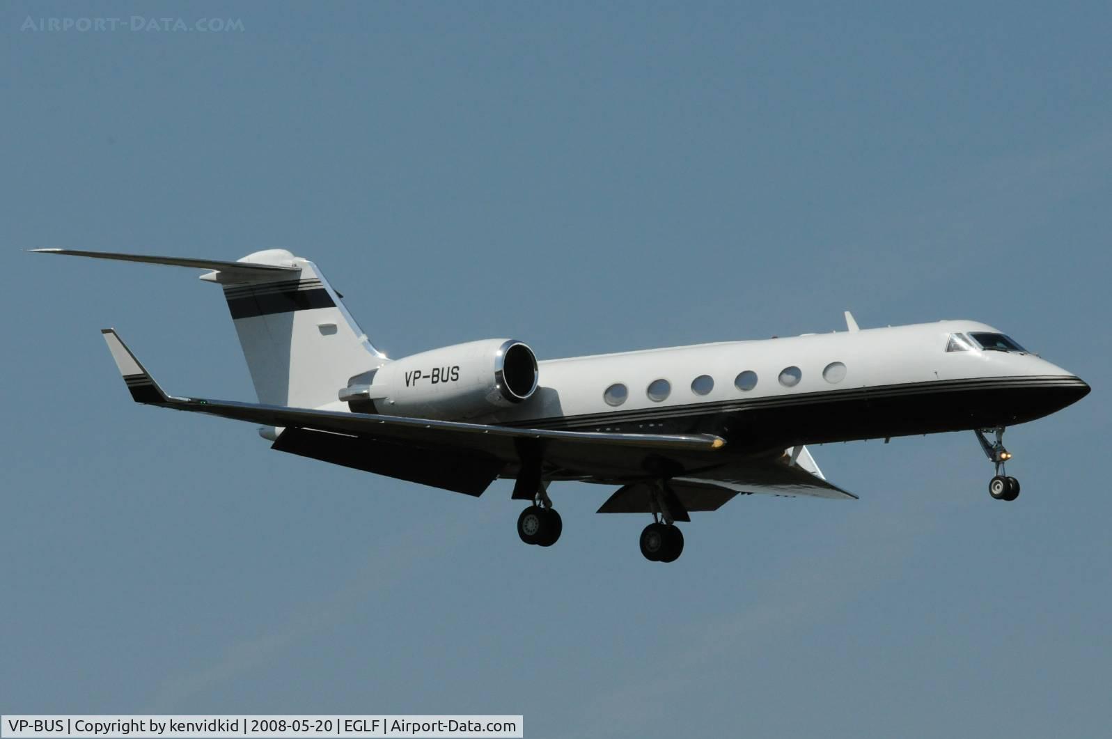 VP-BUS, 1990 Gulfstream Aerospace G-IV C/N 1127, On finals to runway 06 at Farnborough.