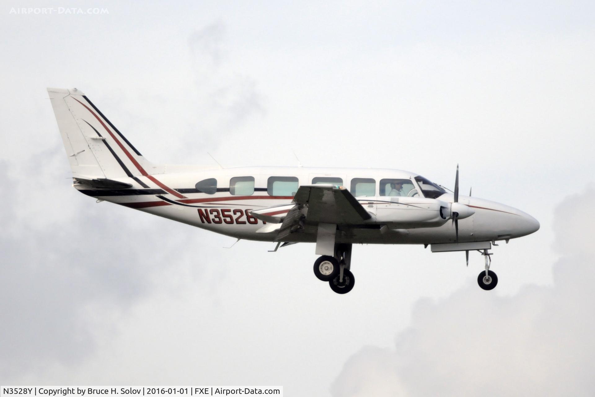 N3528Y, 1979 Piper PA-31-350 Chieftain C/N 31-7952149, on approach