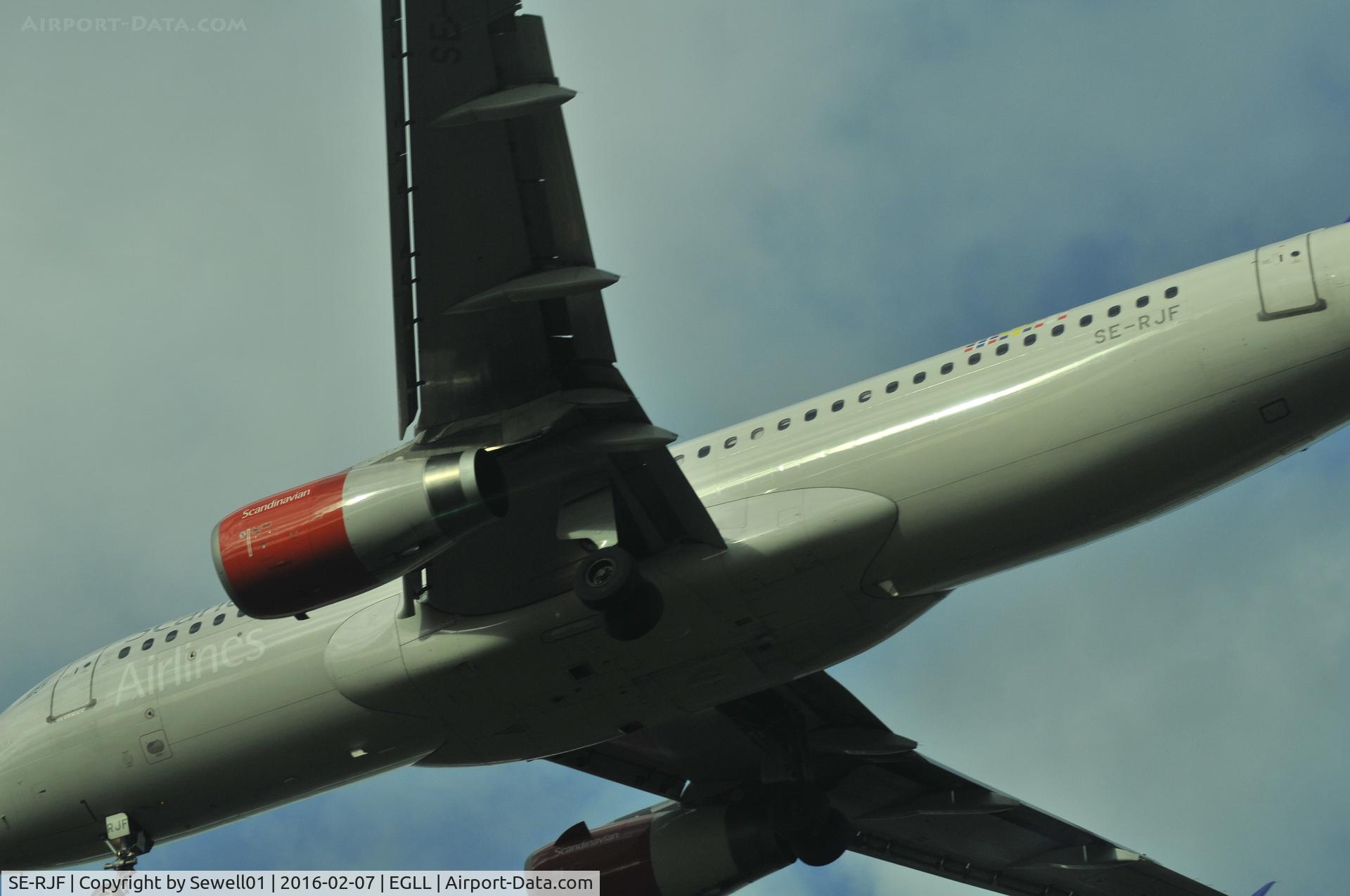 SE-RJF, 2000 Airbus A320-232 C/N 1383, Landing close-up LHR