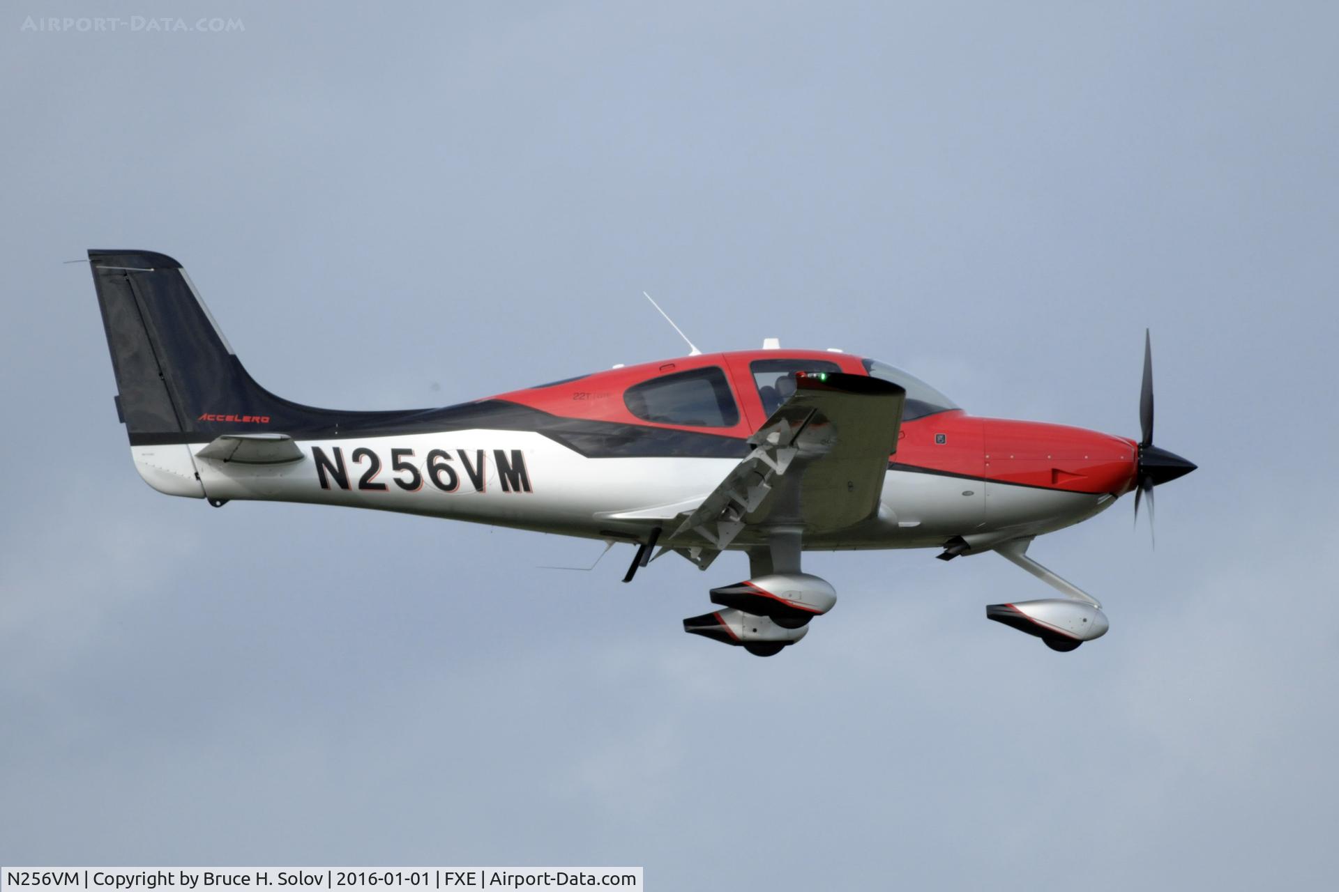 N256VM, 2014 Cirrus SR22T C/N 0887, on approach to runway 9