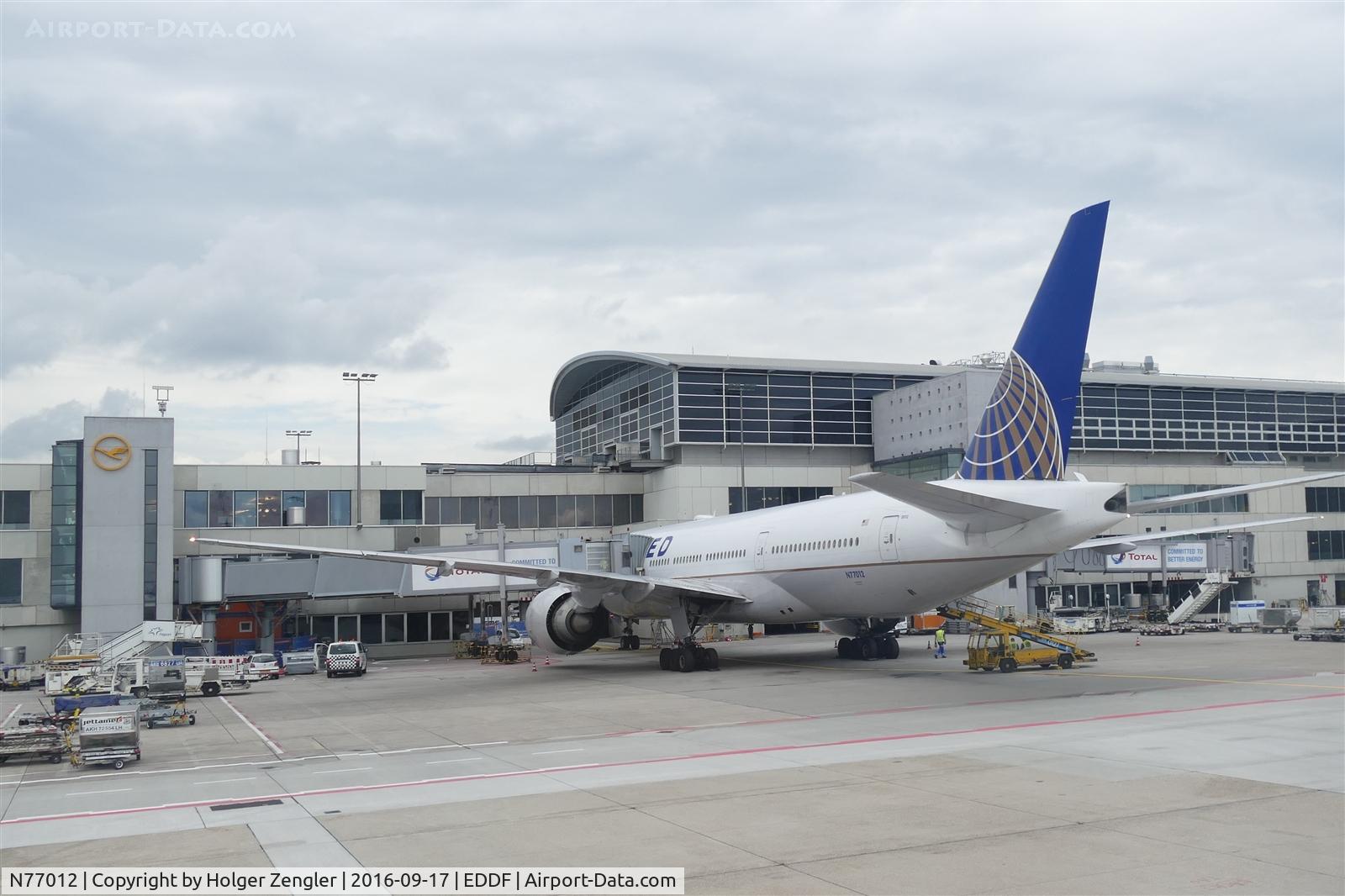 N77012, 1999 Boeing 777-224 C/N 29860, Preparations for return flight are running...