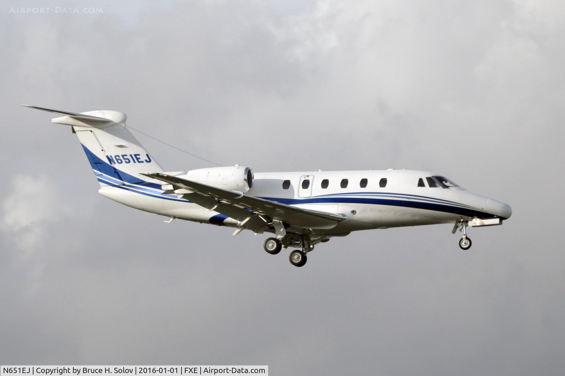 N651EJ, 1995 Cessna 650 C/N 650-0241, approach to FXE