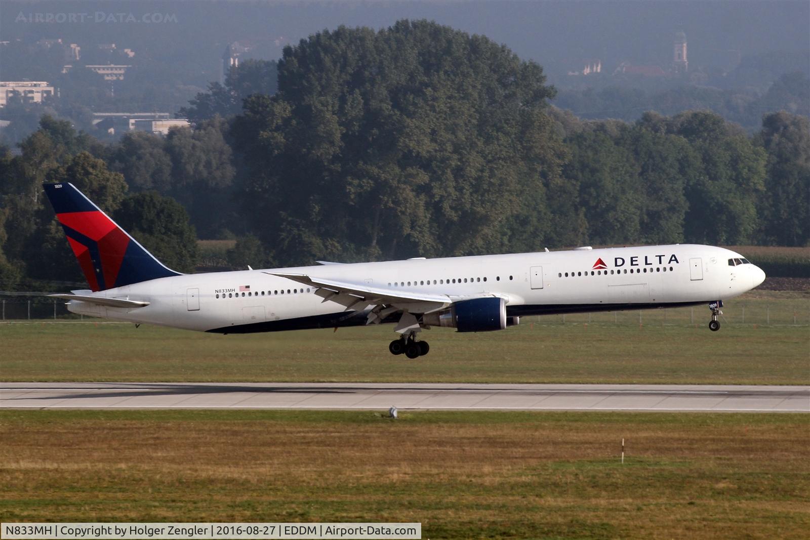 N833MH, 2000 Boeing 767-432/ER C/N 29706, Inbound traffic on rwy 08L...