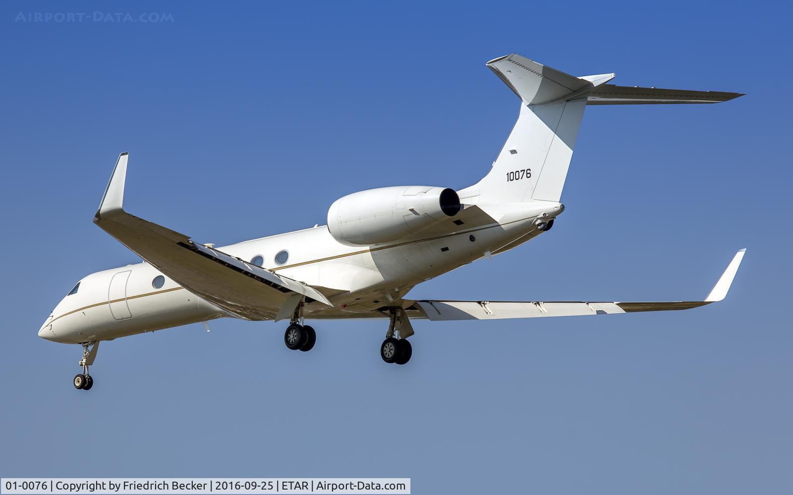01-0076, 2001 Gulfstream Aerospace C-37A (G-V) C/N 645, on final RW27